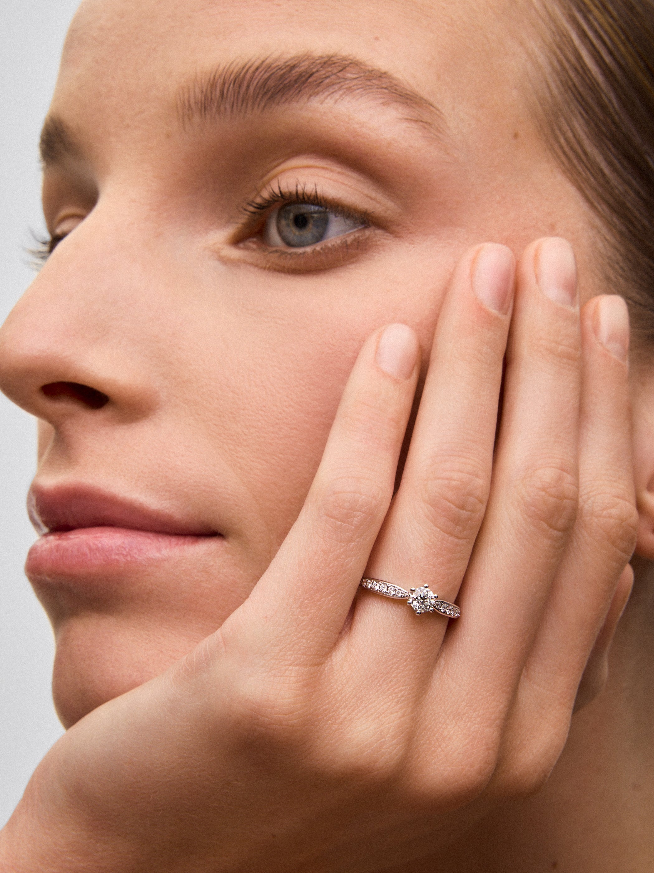 Anillo solitario de oro blanco de 18K con diamante central en talla brillante de 0,40 cts y diamantes en talla brillante con un total de 0,18 cts