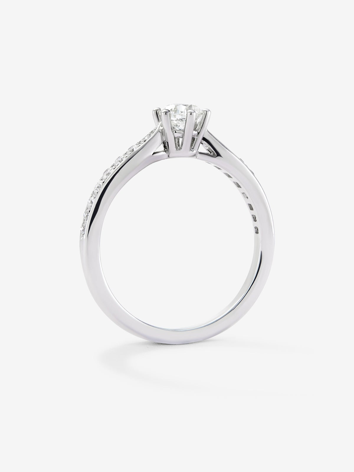 Anillo solitario de oro blanco de 18K con diamante central en talla brillante de 0,40 cts y diamantes en talla brillante con un total de 0,18 cts