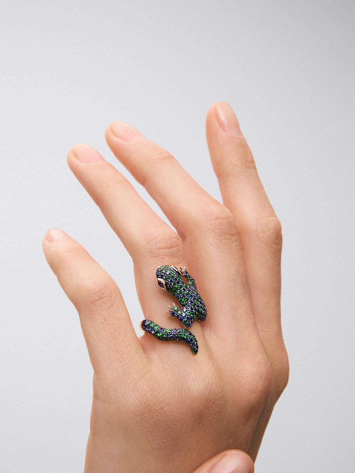 Anillo de oro rosa de 18K con 79 tsavoritas en talla brillante con un total de 1,35 cts y 81 zafiros azules en talla brillante con un total de 1,35 cts con forma de salamandra