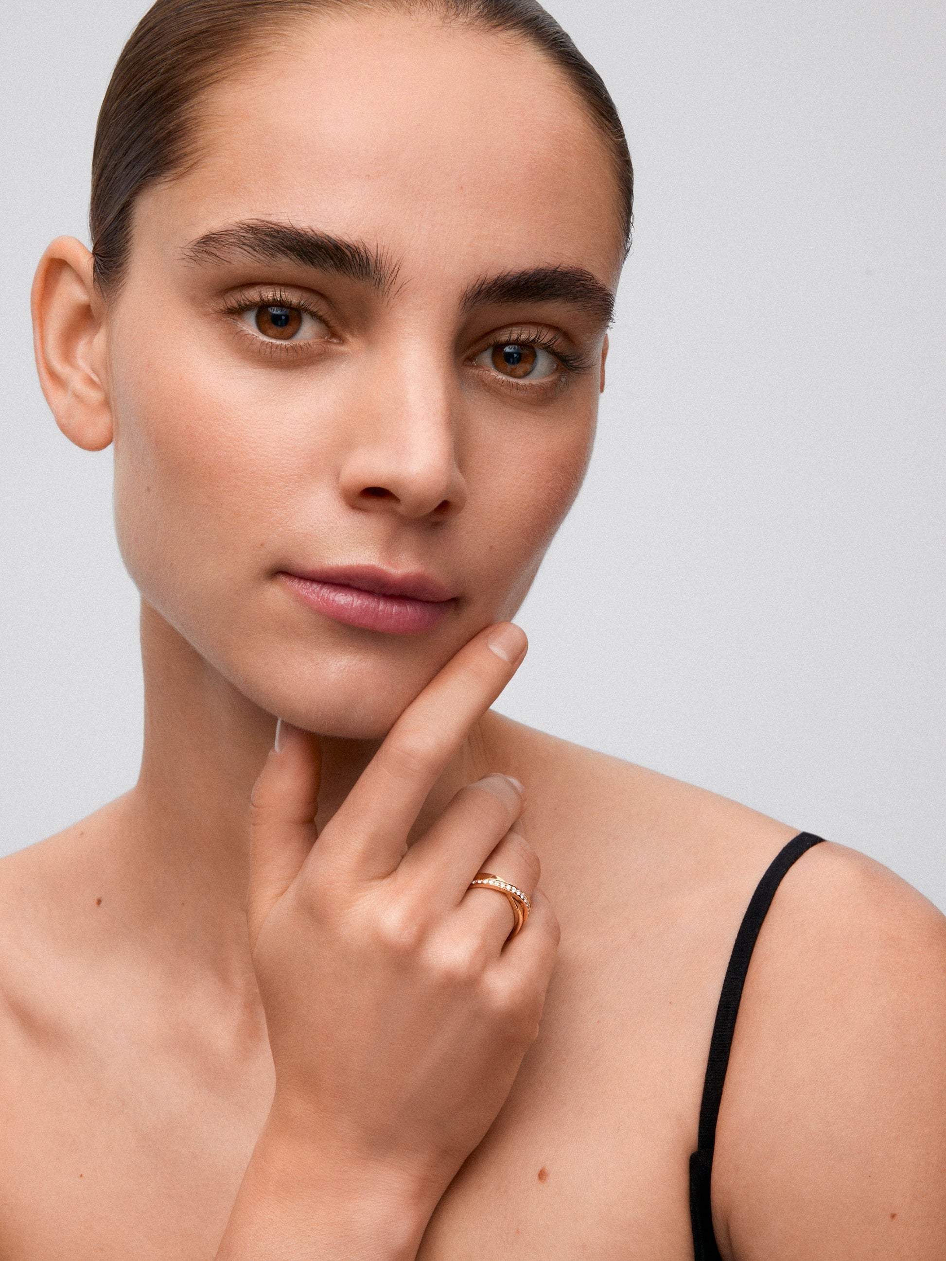 Anillo cruzado de oro rosa de 18K con diamantes