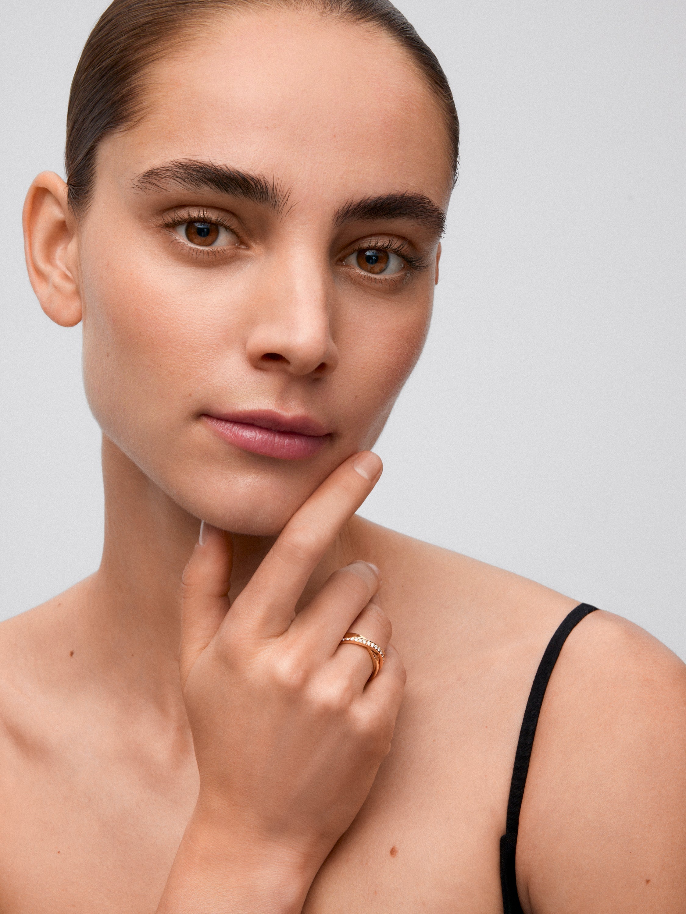 Anillo cruzado de oro rosa de 18K con diamantes