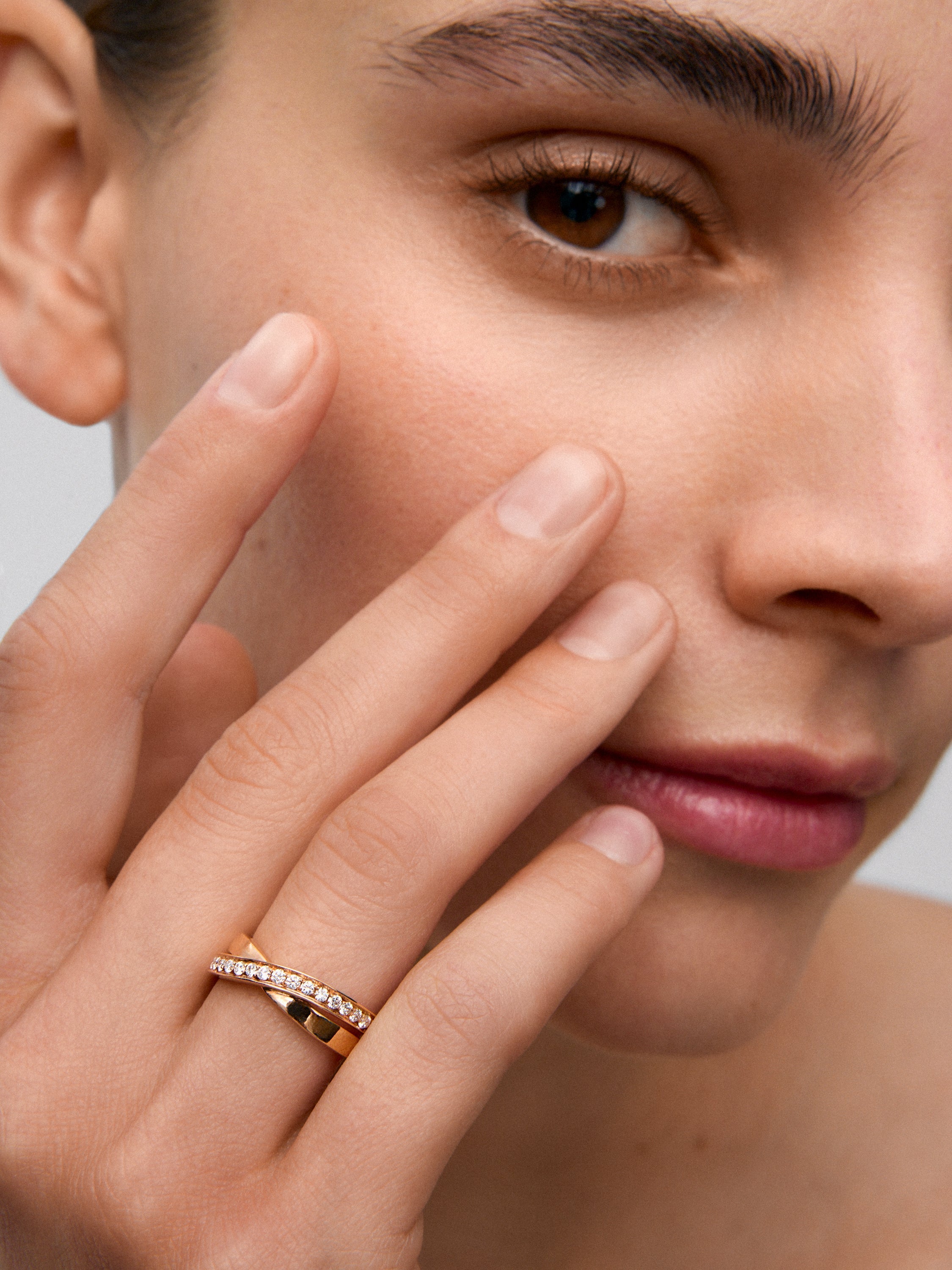 Anillo cruzado de oro rosa de 18K con diamantes