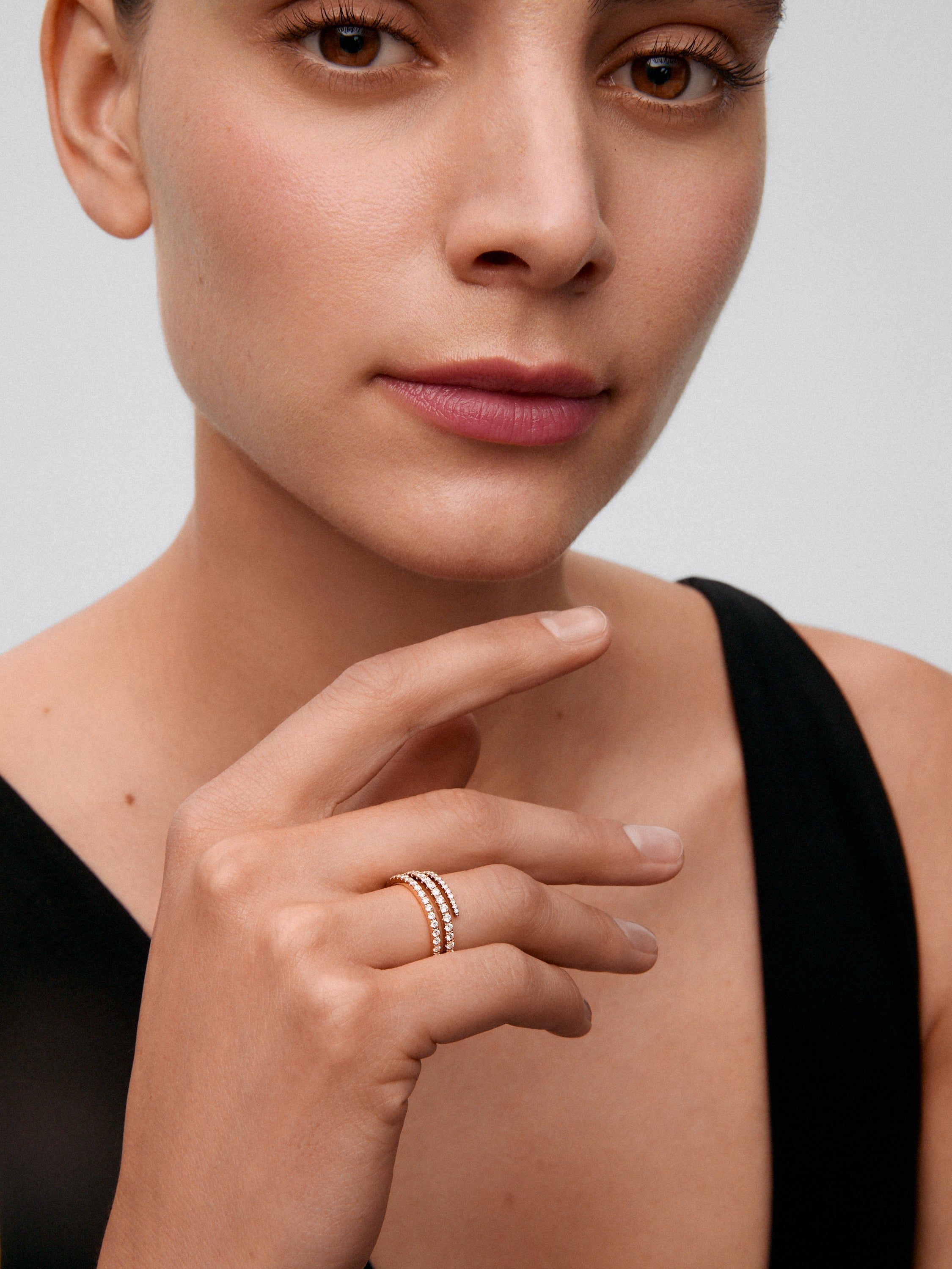 Anillo triple de oro rosa de 18K con 55 diamantes en talla brillante con un total de 0,68 cts