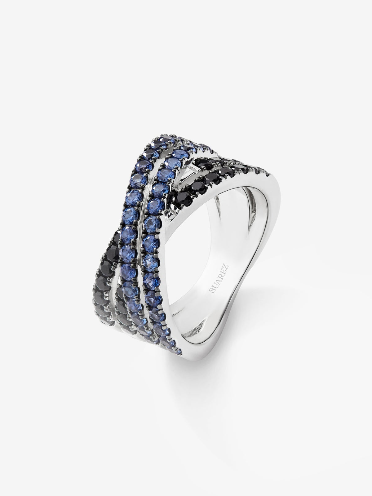 Anillo cruzado de doble brazo de plata 925 con 36 zafiros azules en talla brillante con un total de 1,26 cts y 22 espinelas negras con un total de 0,63 cts