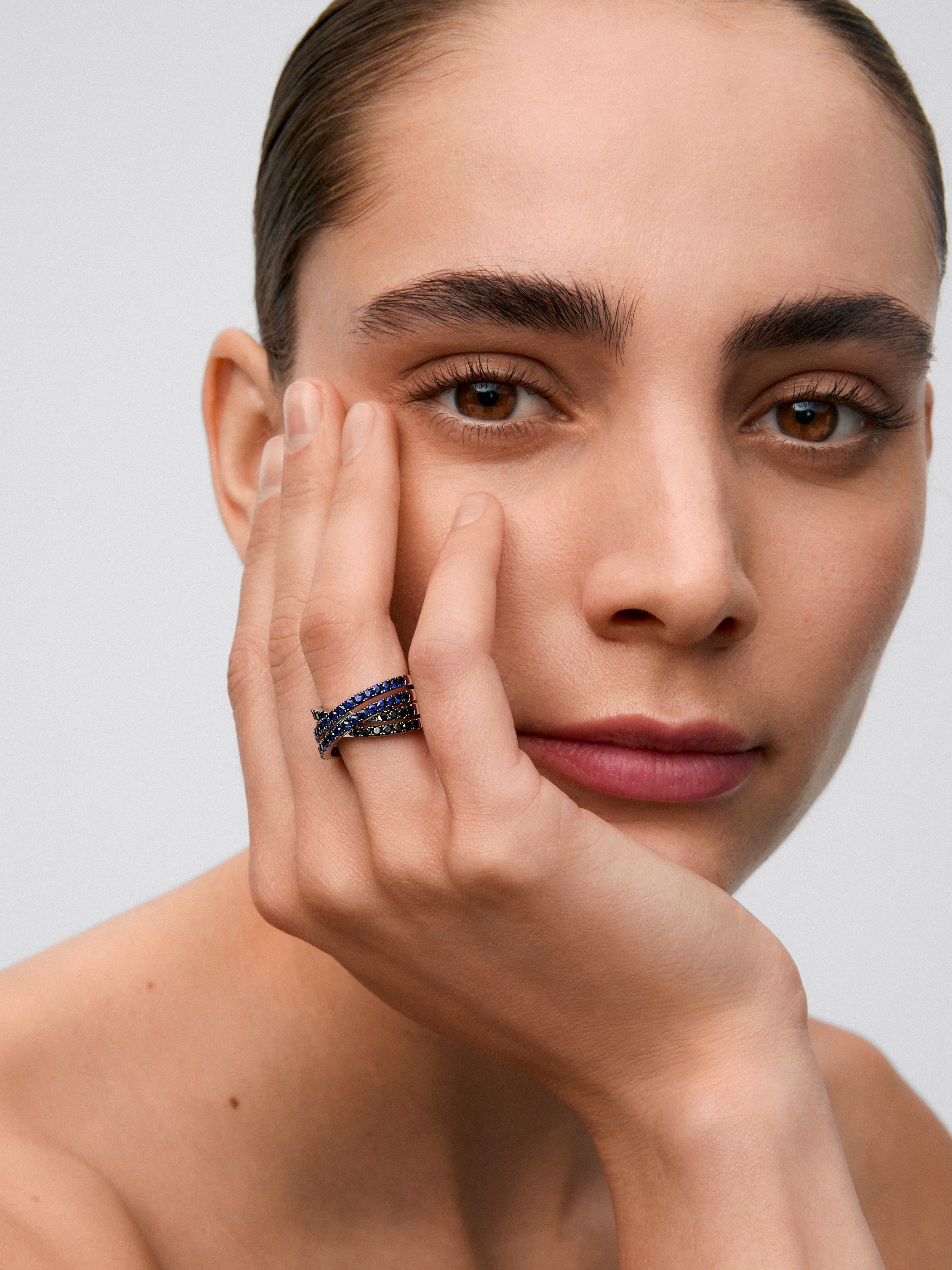 Anillo cruzado de doble brazo de plata 925 con 36 zafiros azules en talla brillante con un total de 1,26 cts y 22 espinelas negras con un total de 0,63 cts