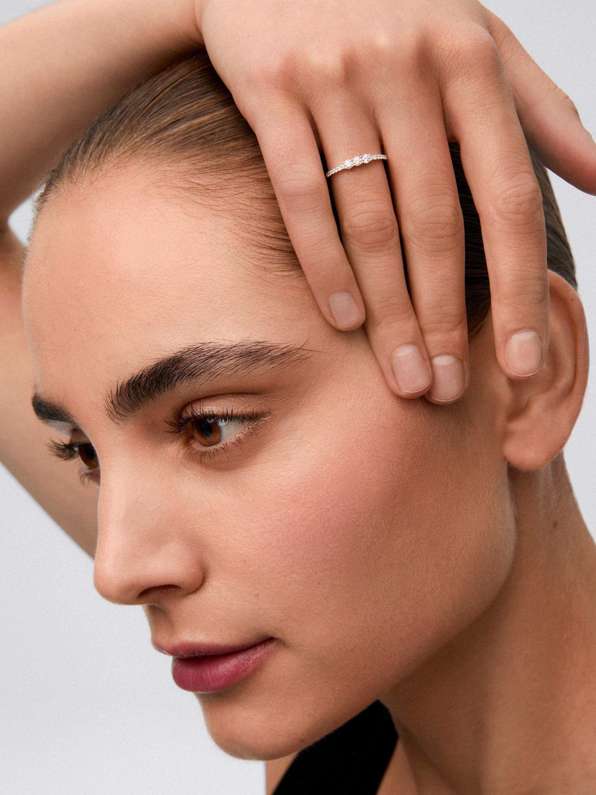 Anillo tresillo de oro blanco de 18K con 3 diamantes centrales en talla brillante con un total de  0,19 cts y brazo de 12 diamantes en talla brillante con un total de 0,09 cts