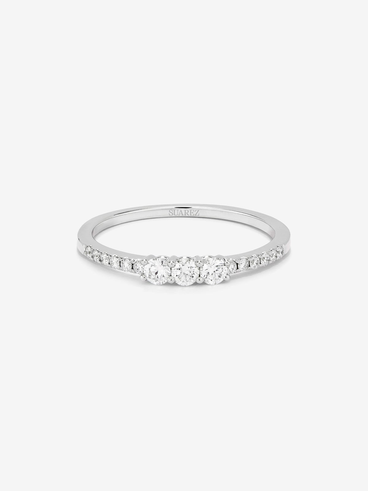 Anillo tresillo de oro blanco de 18K con 3 diamantes centrales en talla brillante con un total de  0,19 cts y brazo de 12 diamantes en talla brillante con un total de 0,09 cts