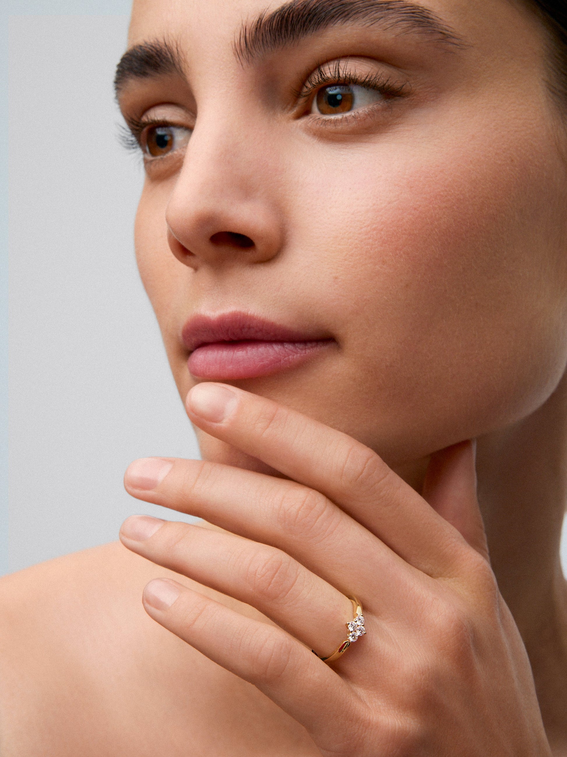 Anillo de oro amarillo de 18K con 4 diamantes en talla brillante con un total de 0,25 cts