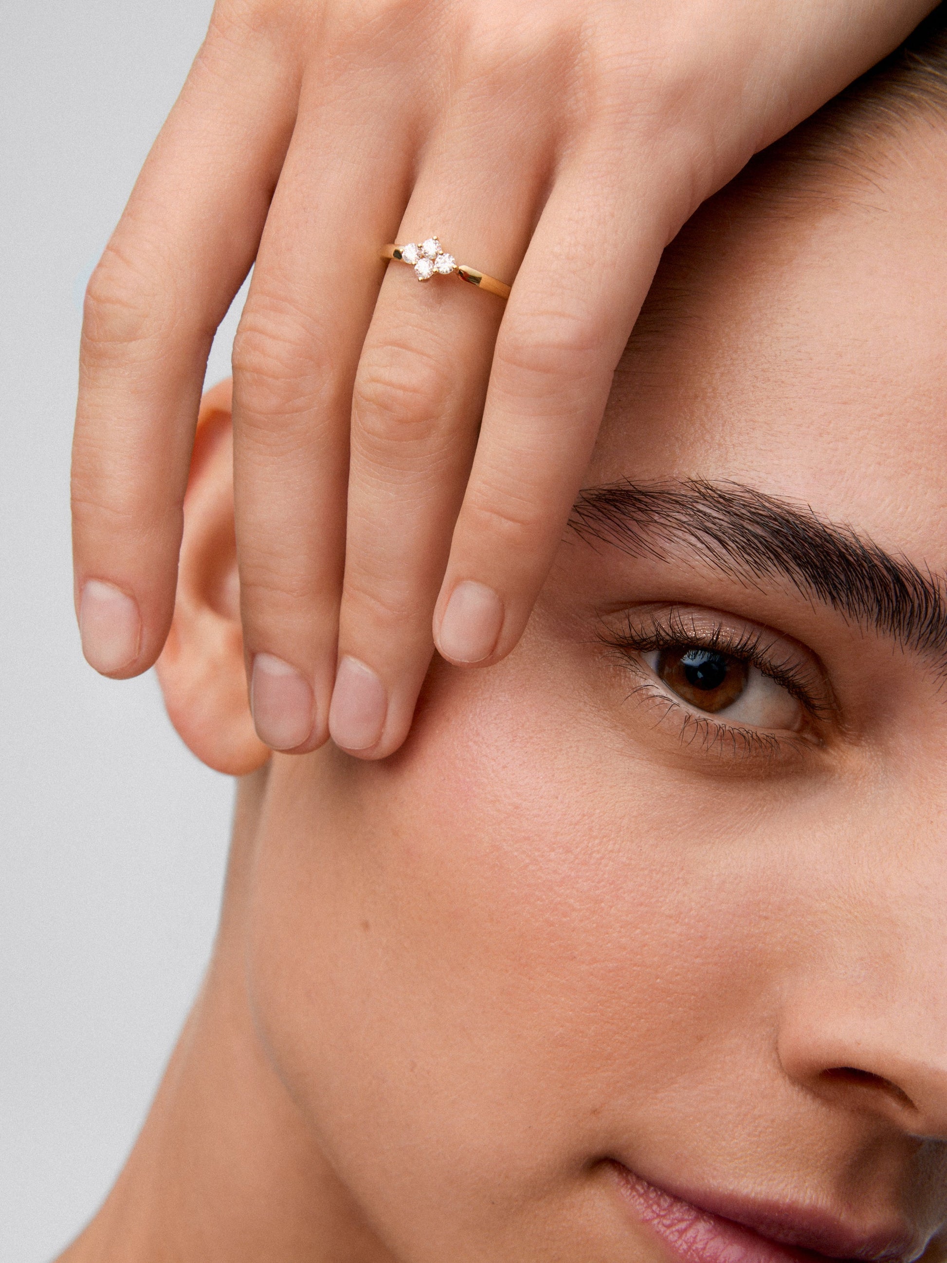 Anillo de oro amarillo de 18K con 4 diamantes en talla brillante con un total de 0,25 cts