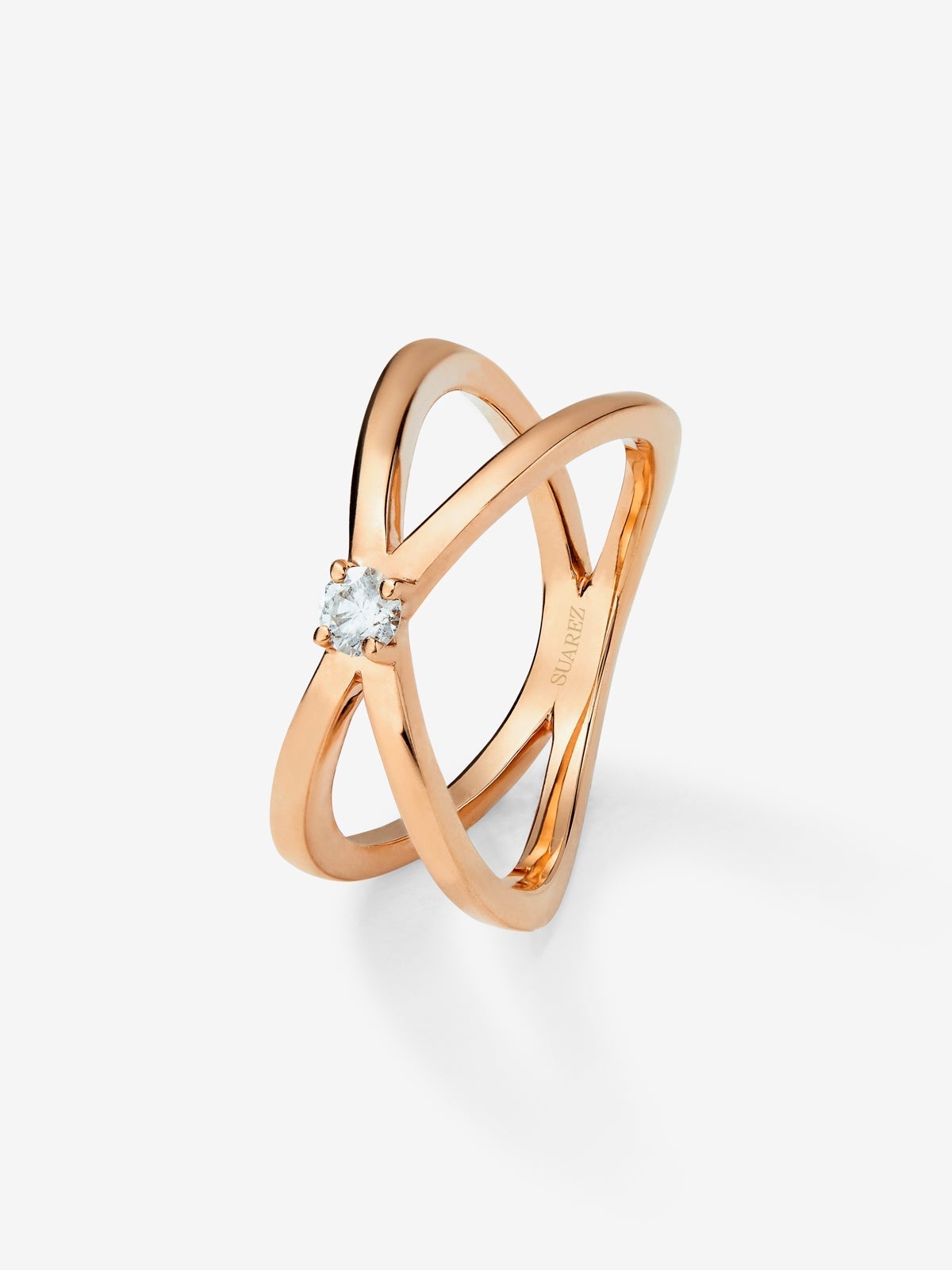 Anillo cruzado de oro rosa de 18K con diamante en talla brillante de 0,12 cts
