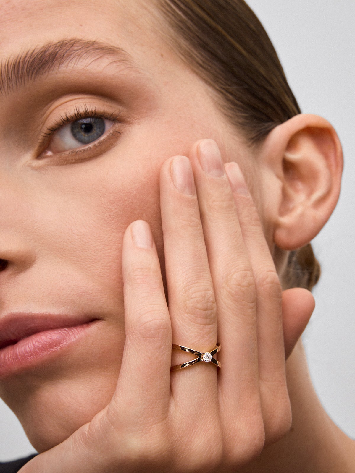 Anillo cruzado de oro rosa de 18K con diamante en talla brillante de 0,12 cts