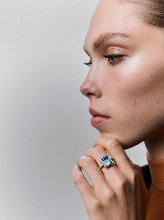 Anillo de oro blanco de 18K con aguamarina en talla esmeralda de 3,99 cts y 32 diamantes en talla brillante con un total de 0,62