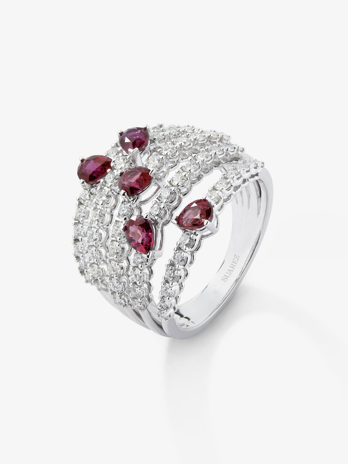 Anillo de oro blanco de 18K con 60 diamantes en talla brillante con un total de 1 cts y 5 rubíes rojos en talla pera con un total de 1,14 cts