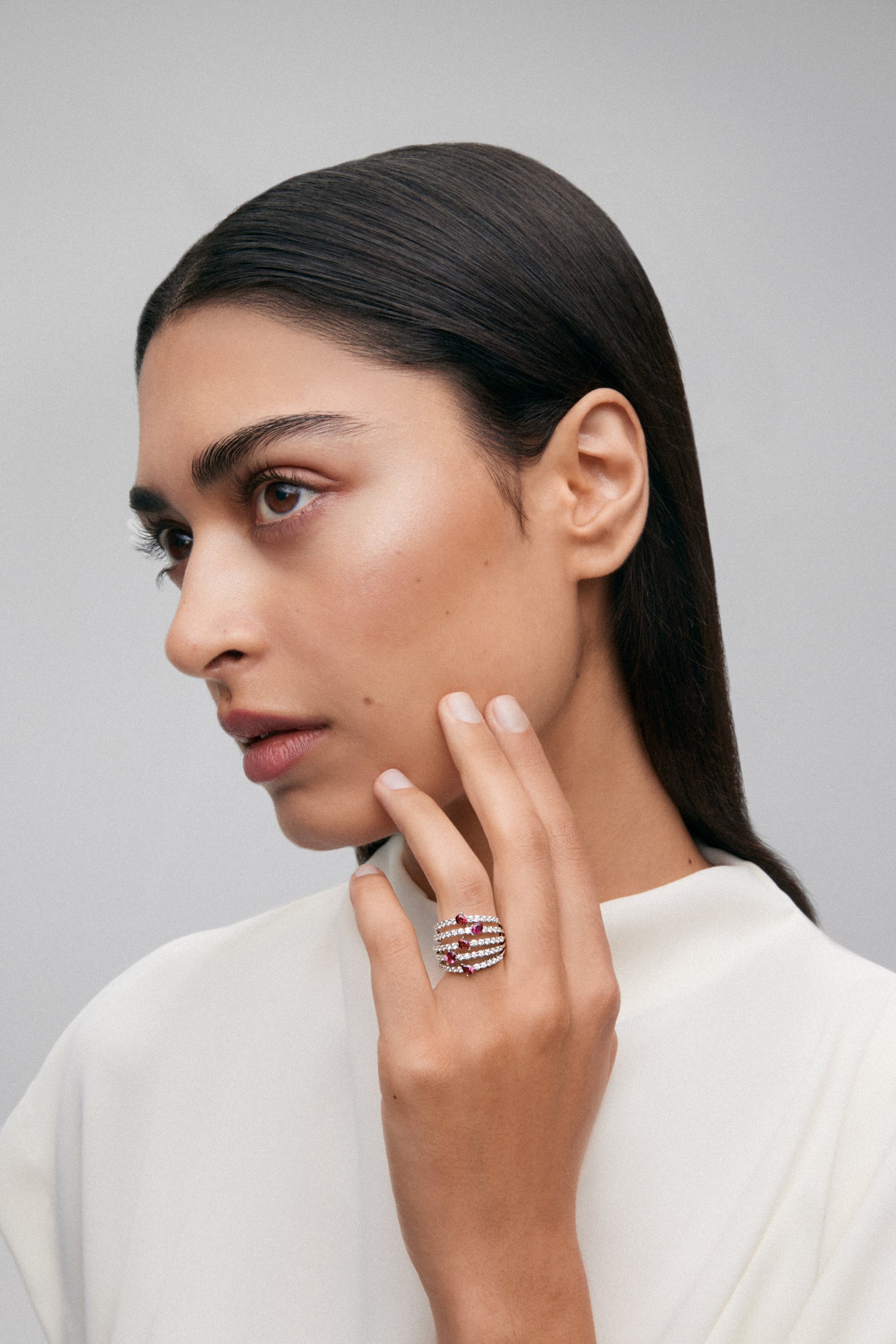 Anillo de oro blanco de 18K con 60 diamantes en talla brillante con un total de 1 cts y 5 rubíes rojos en talla pera con un total de 1,14 cts