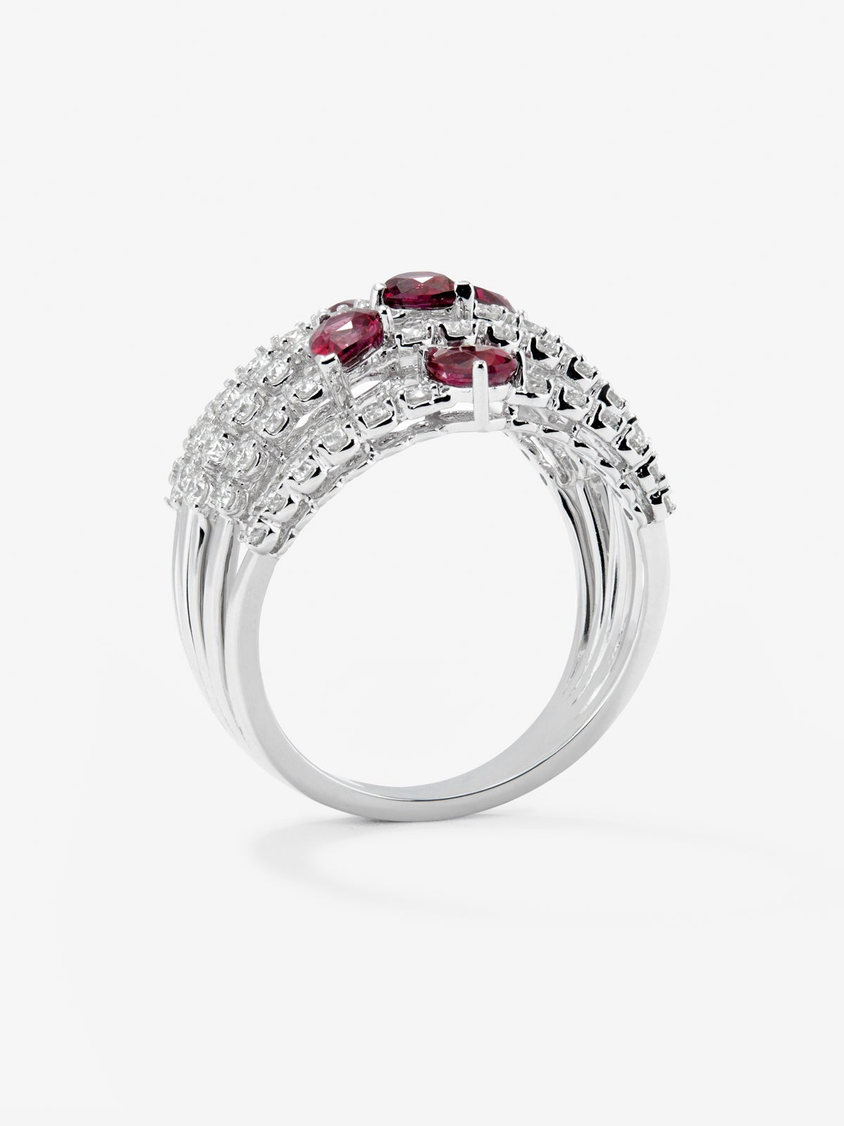 Anillo de oro blanco de 18K con 60 diamantes en talla brillante con un total de 1 cts y 5 rubíes rojos en talla pera con un total de 1,14 cts