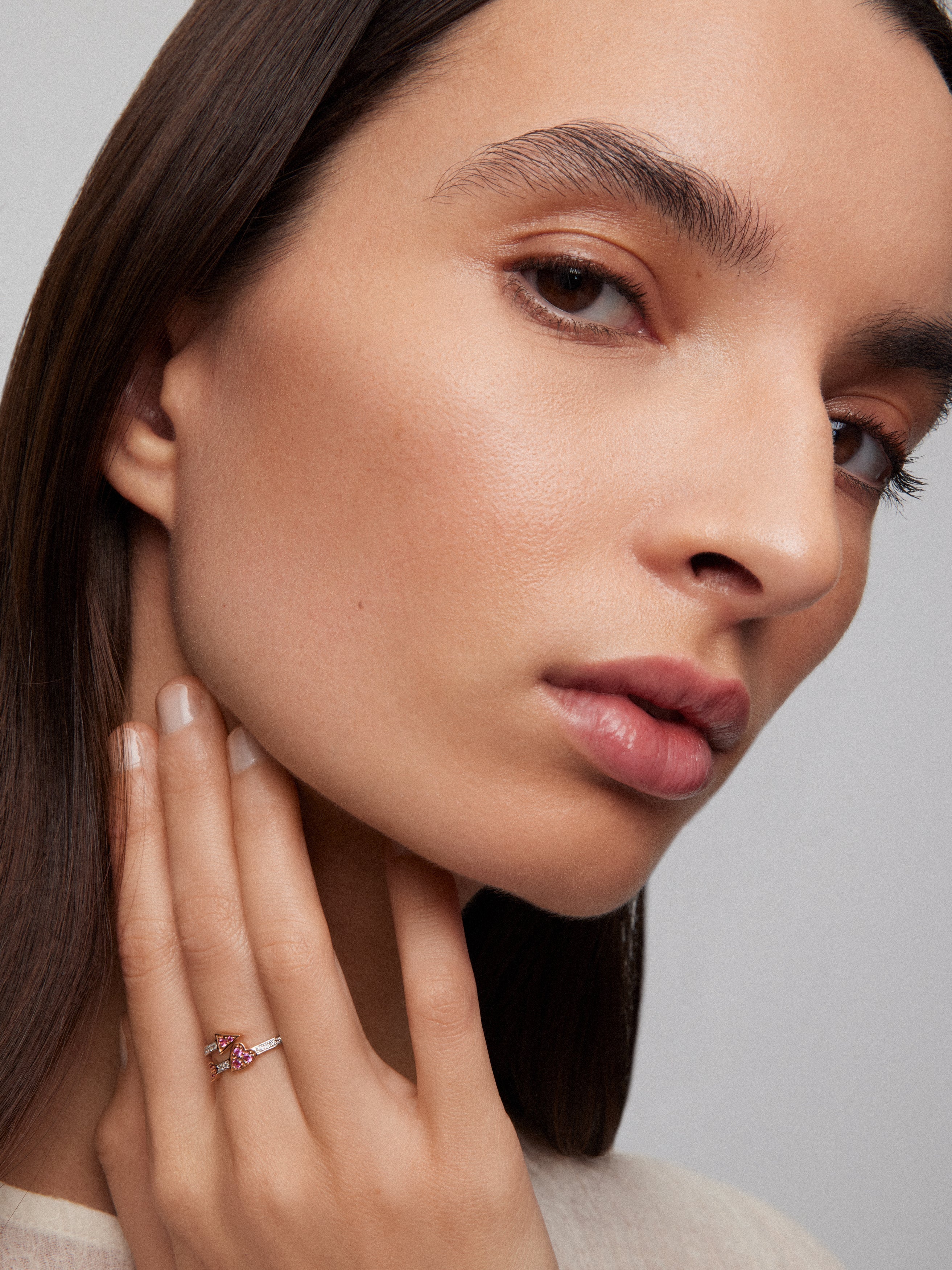 Anillo tú y yo de oro blanco y rosa de 18K con corazón y flecha, diamantes blancos y zafiros rosas