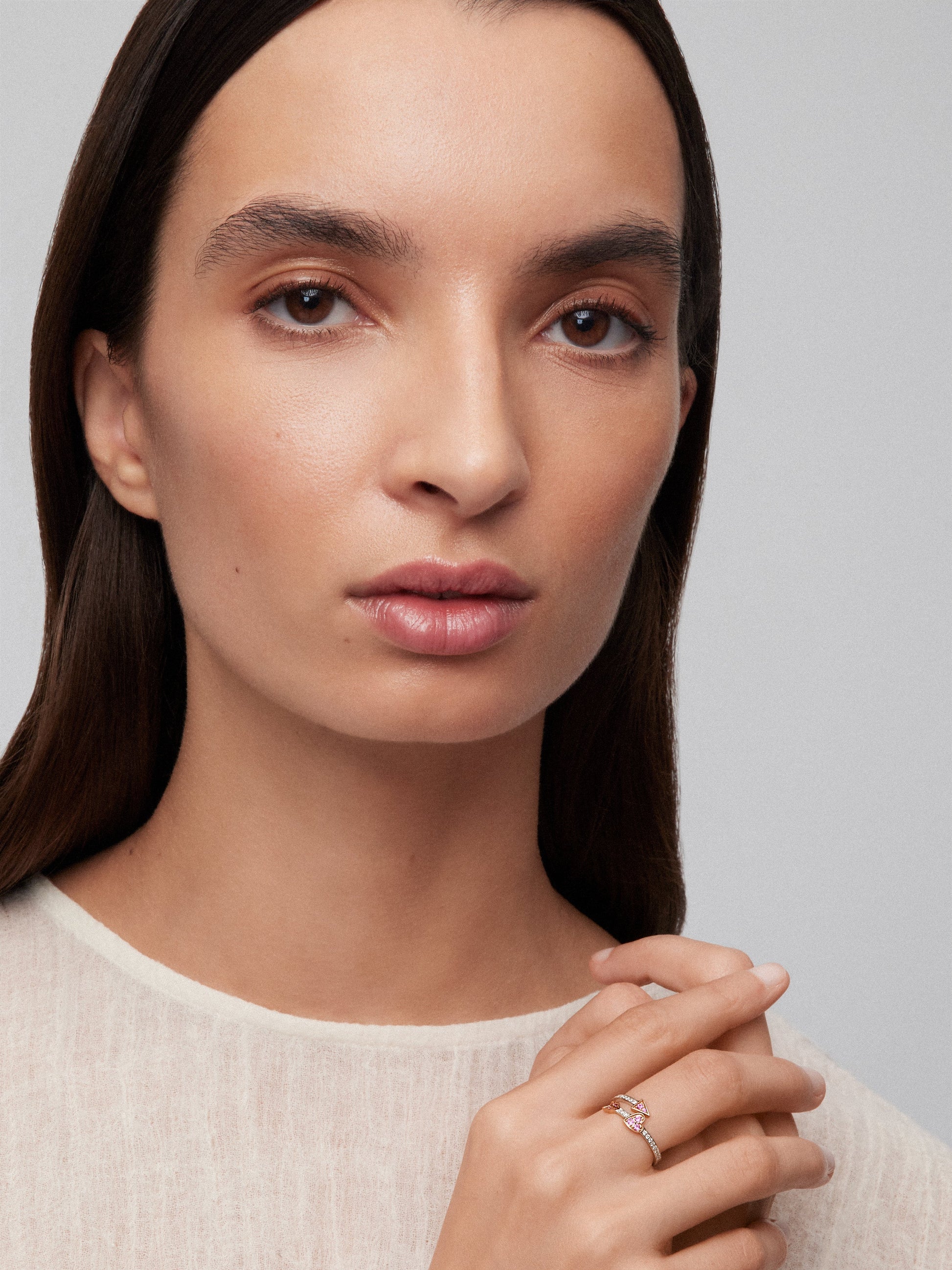 Anillo tú y yo de oro blanco y rosa de 18K con corazón y flecha, diamantes blancos y zafiros rosas