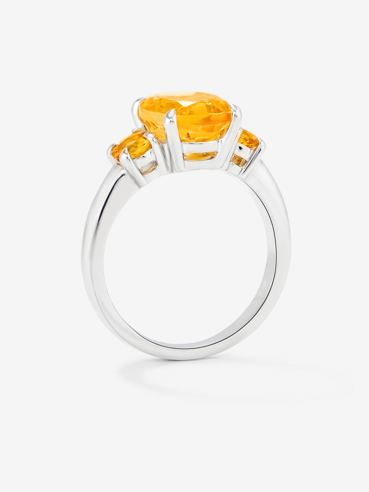 Anillo tresillo de plata 925 con 3 cuarzos citrinos en talla oval con un total de 3,14 cts