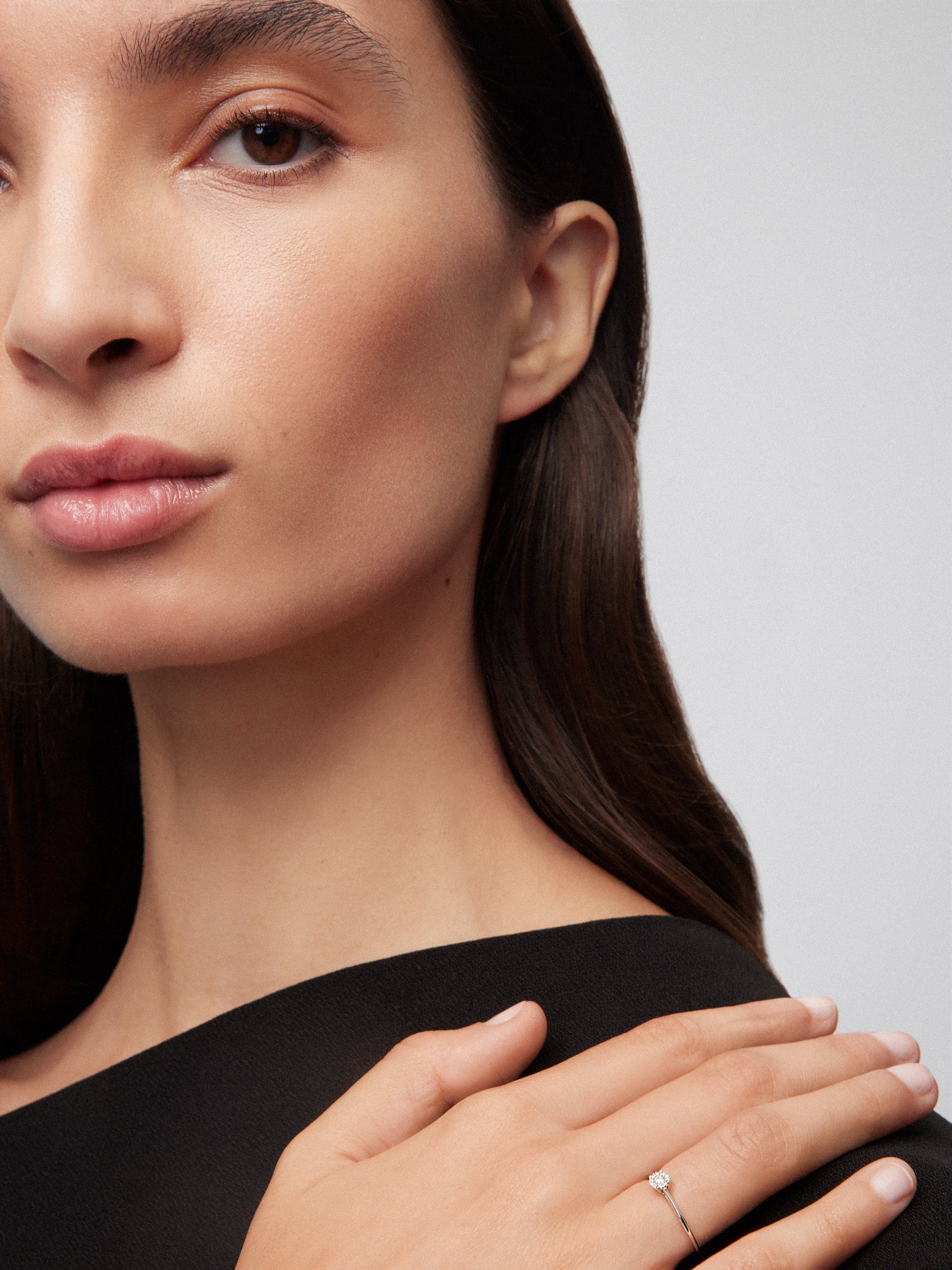 Anillo de oro blanco de 18K con 11 diamantes en talla brillante con un total de 0,06 cts