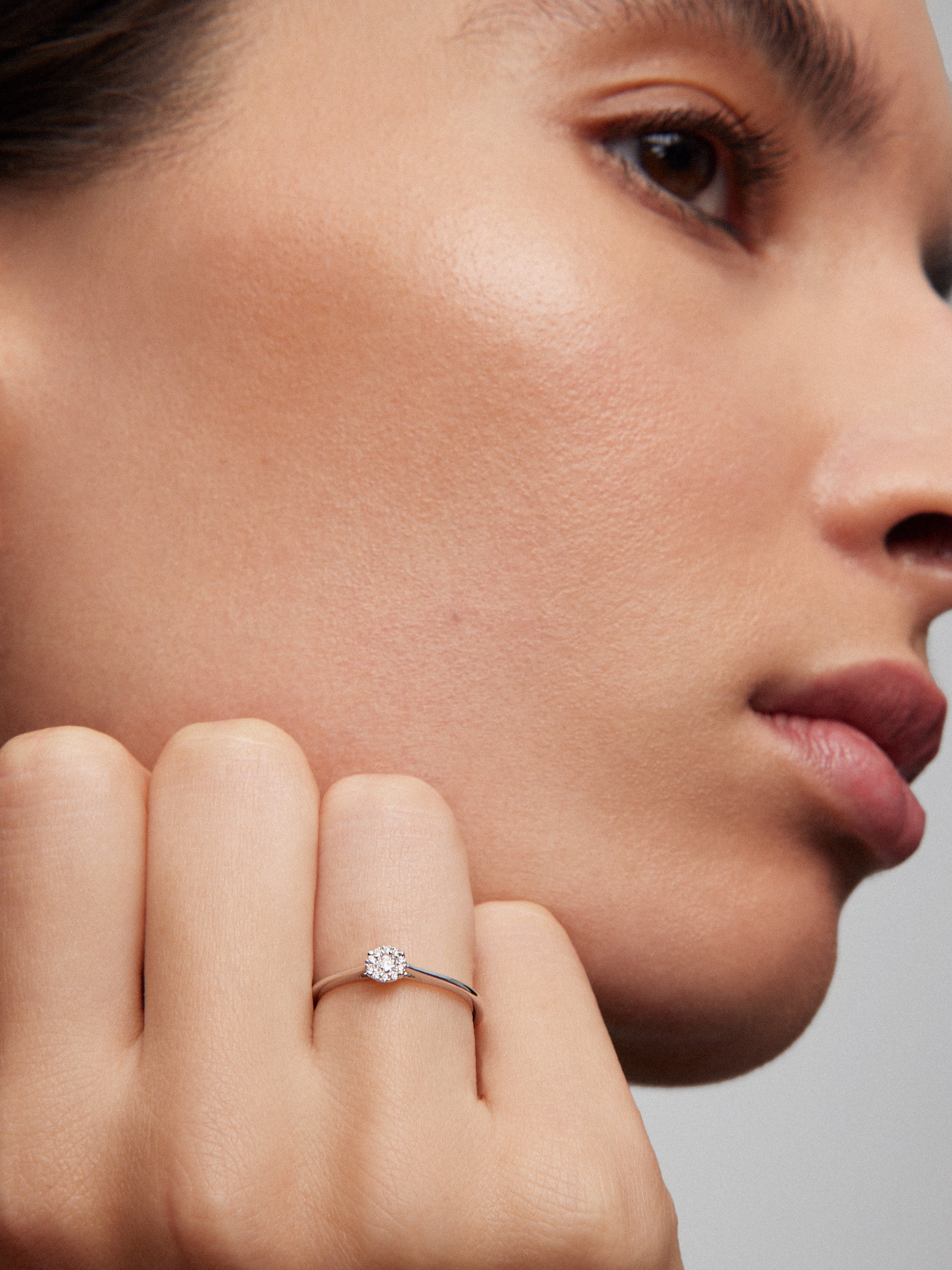 Anillo de oro blanco de 18K con 11 diamantes en talla brillante con un total de 0,06 cts