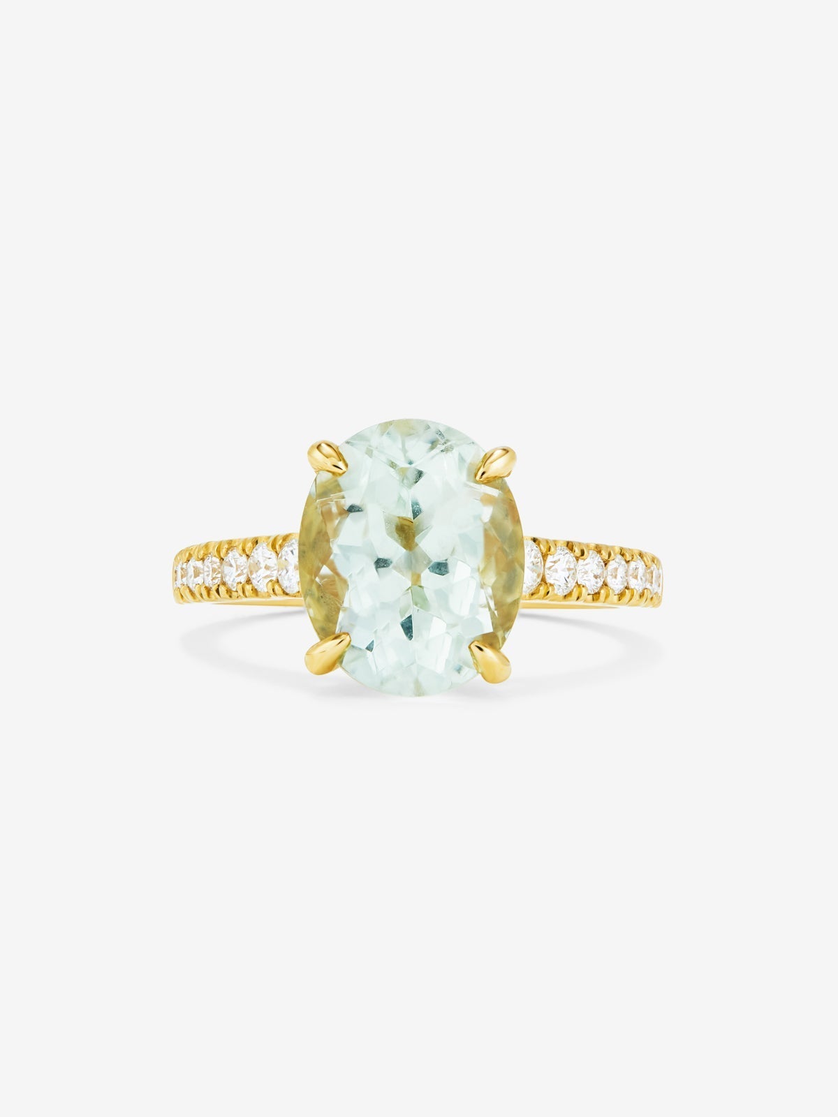 Anillo de oro amarillo de 18K con amatista verde en talla oval de 3,8 cts y 14 diamantes en talla brillante con un total de 0,32 cts