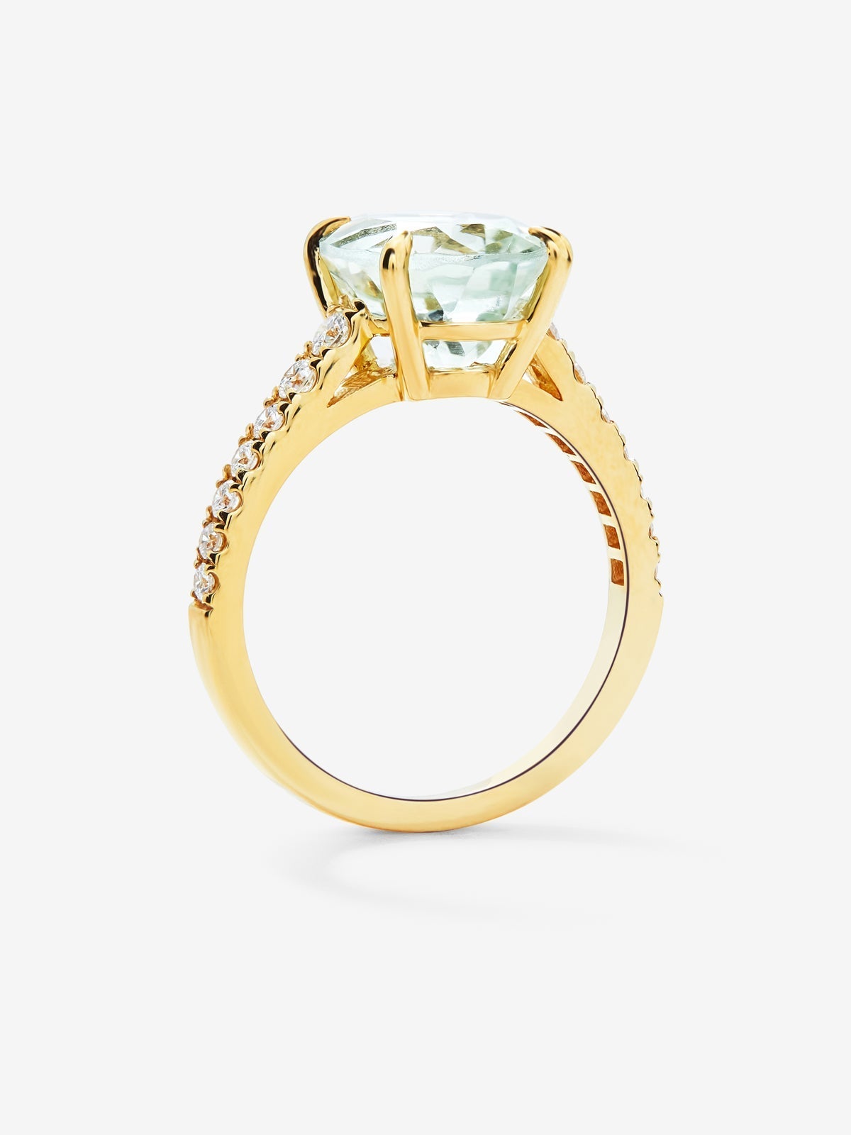 Anillo de oro amarillo de 18K con amatista verde en talla oval de 3,8 cts y 14 diamantes en talla brillante con un total de 0,32 cts