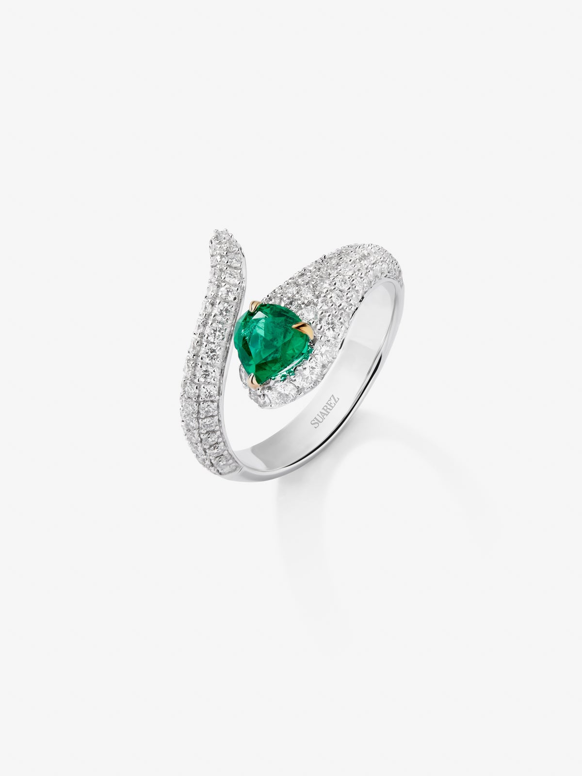 Anillo tú y yo de oro blanco de 18K con esmeralda verde en talla pera de 0,64 cts y 92 diamantes en talla brillante con un total de 0,91 cts