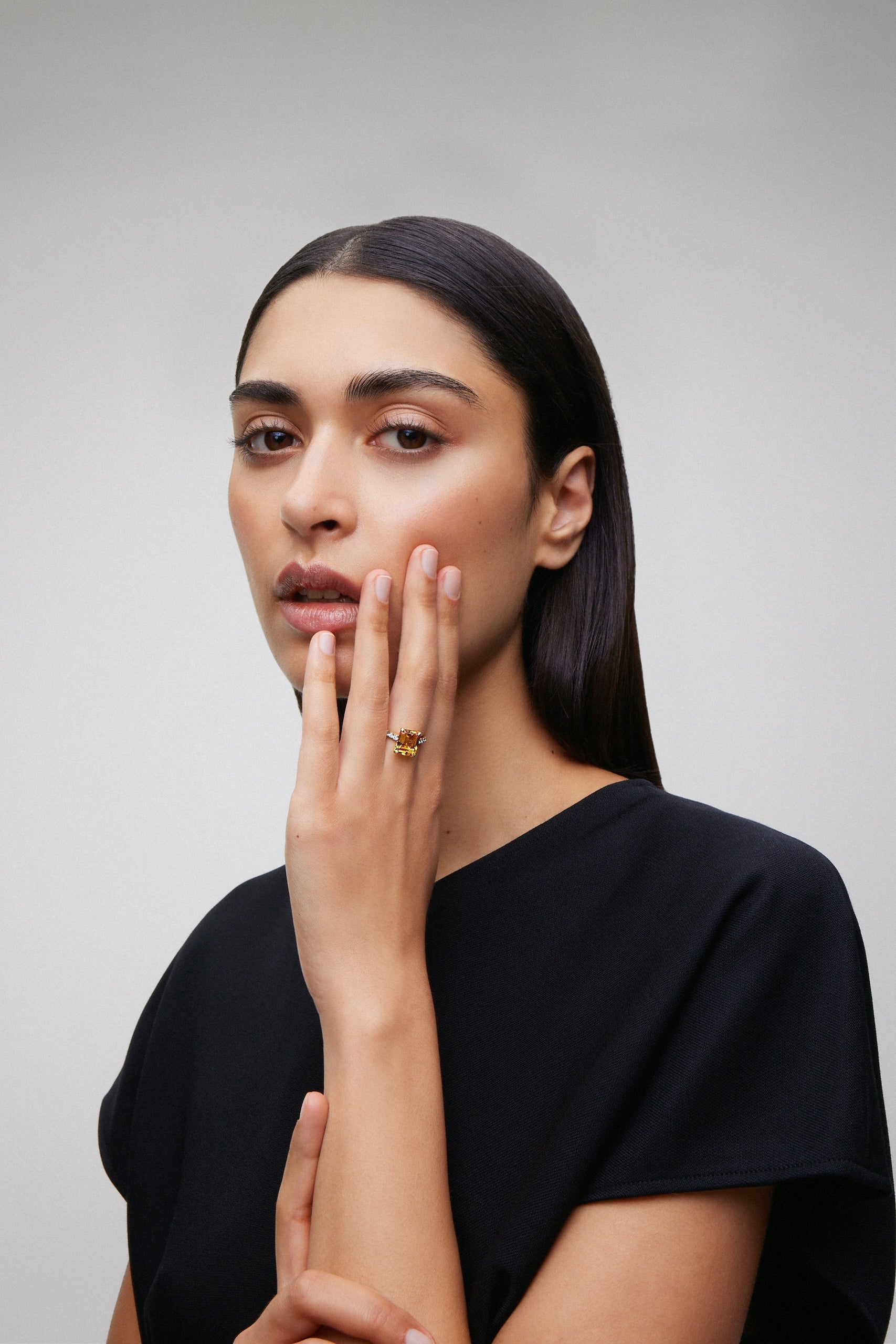 Anillo de oro amarillo de 18K con cuarzo citrino en talla esmeralda de 3,7 cts y 14 diamantes en talla brillante con un total de 0,32 cts