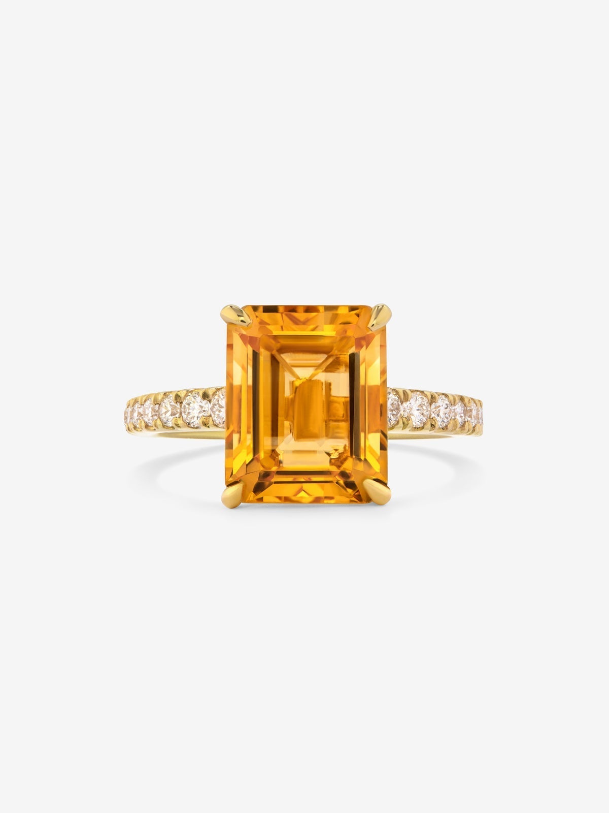 Anillo de oro amarillo de 18K con cuarzo citrino en talla esmeralda de 3,7 cts y 14 diamantes en talla brillante con un total de 0,32 cts
