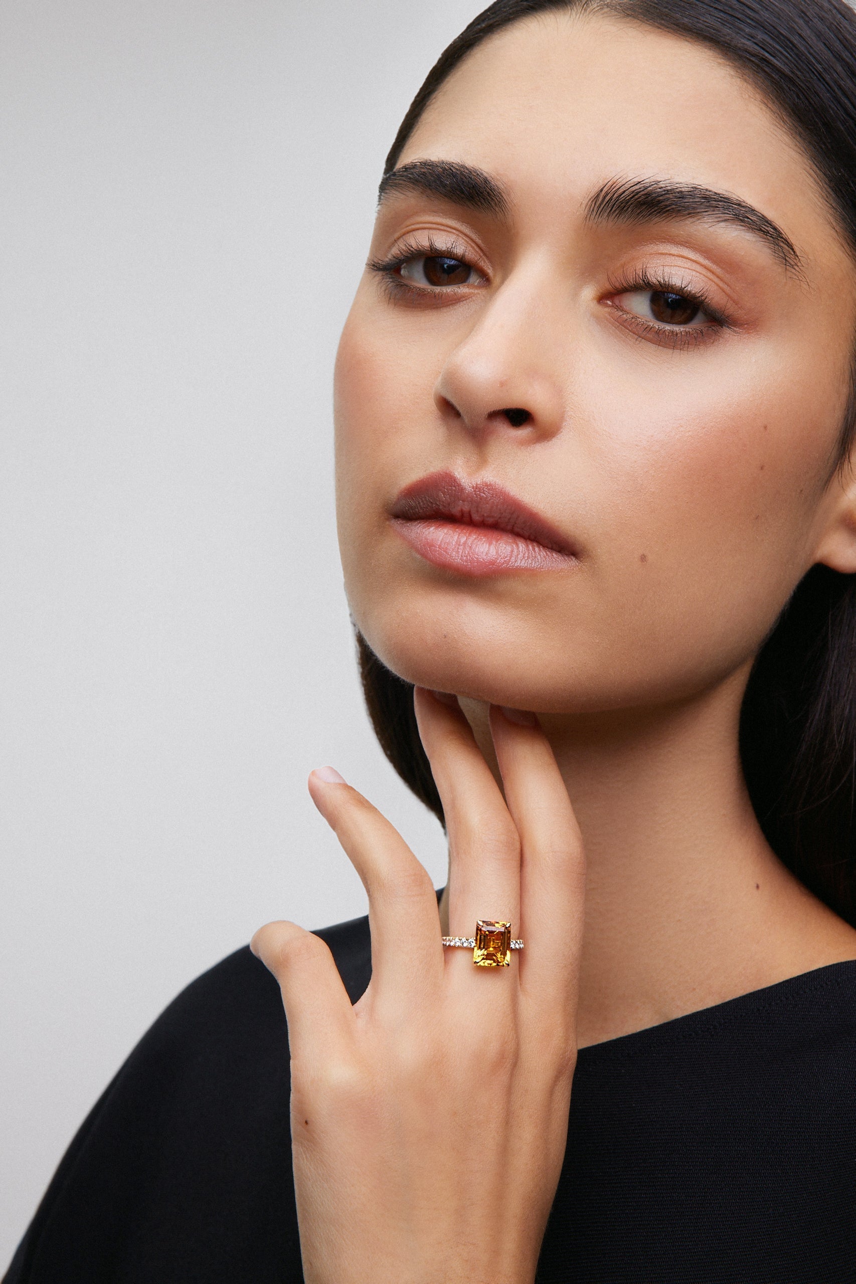 Anillo de oro amarillo de 18K con cuarzo citrino en talla esmeralda de 3,7 cts y 14 diamantes en talla brillante con un total de 0,32 cts