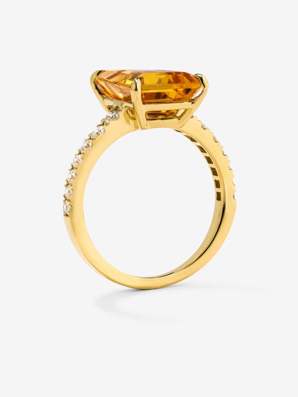 Anillo de oro amarillo de 18K con cuarzo citrino en talla esmeralda de 3,7 cts y 14 diamantes en talla brillante con un total de 0,32 cts