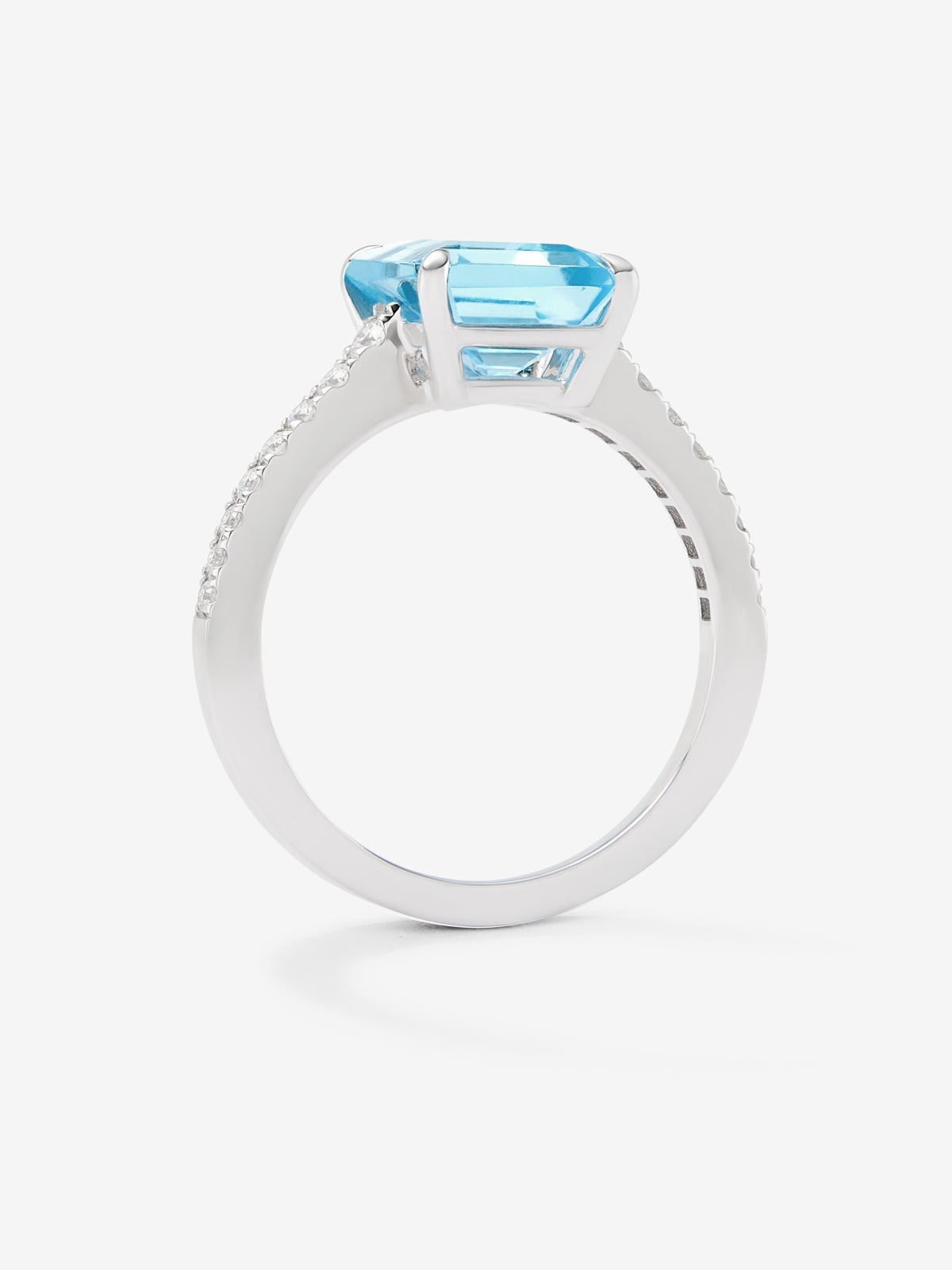 Anillo de oro blanco de 18K con topacio azul sky en talla octogonal de 3,42 cts y diamantes en talla brillante con un total de 0,19 cts