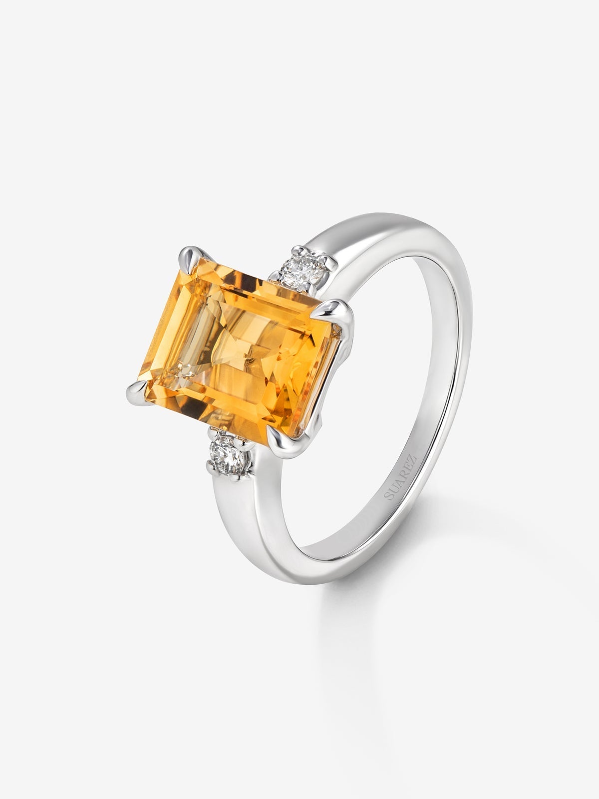 Anillo de plata 925 con cuarzo citrino en talla esmeralda de 2,86 cts y diamantes blancos en talla brillante de 0,09 cts