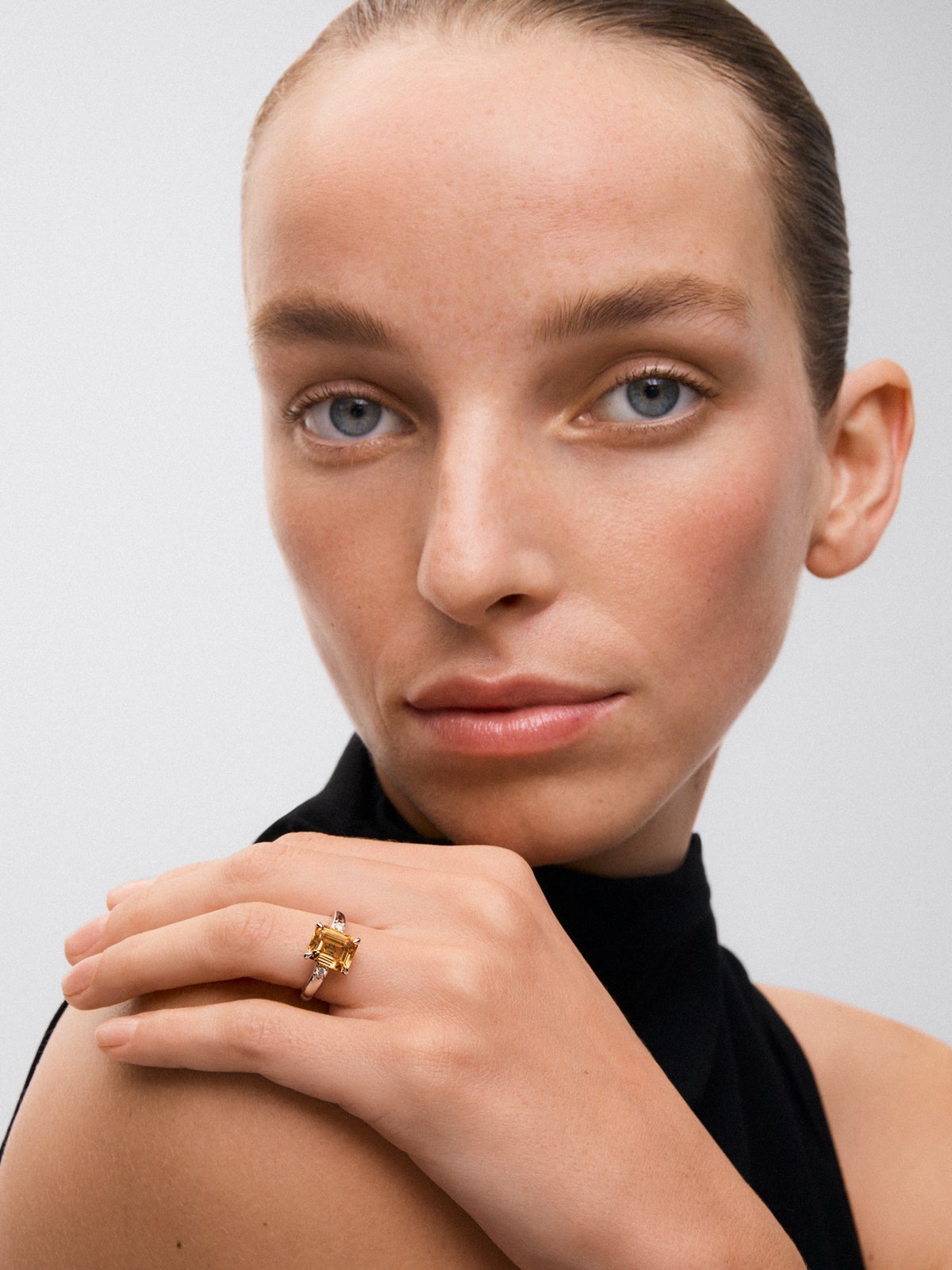 Anillo de plata 925 con cuarzo citrino en talla esmeralda de 2,86 cts y diamantes blancos en talla brillante de 0,09 cts