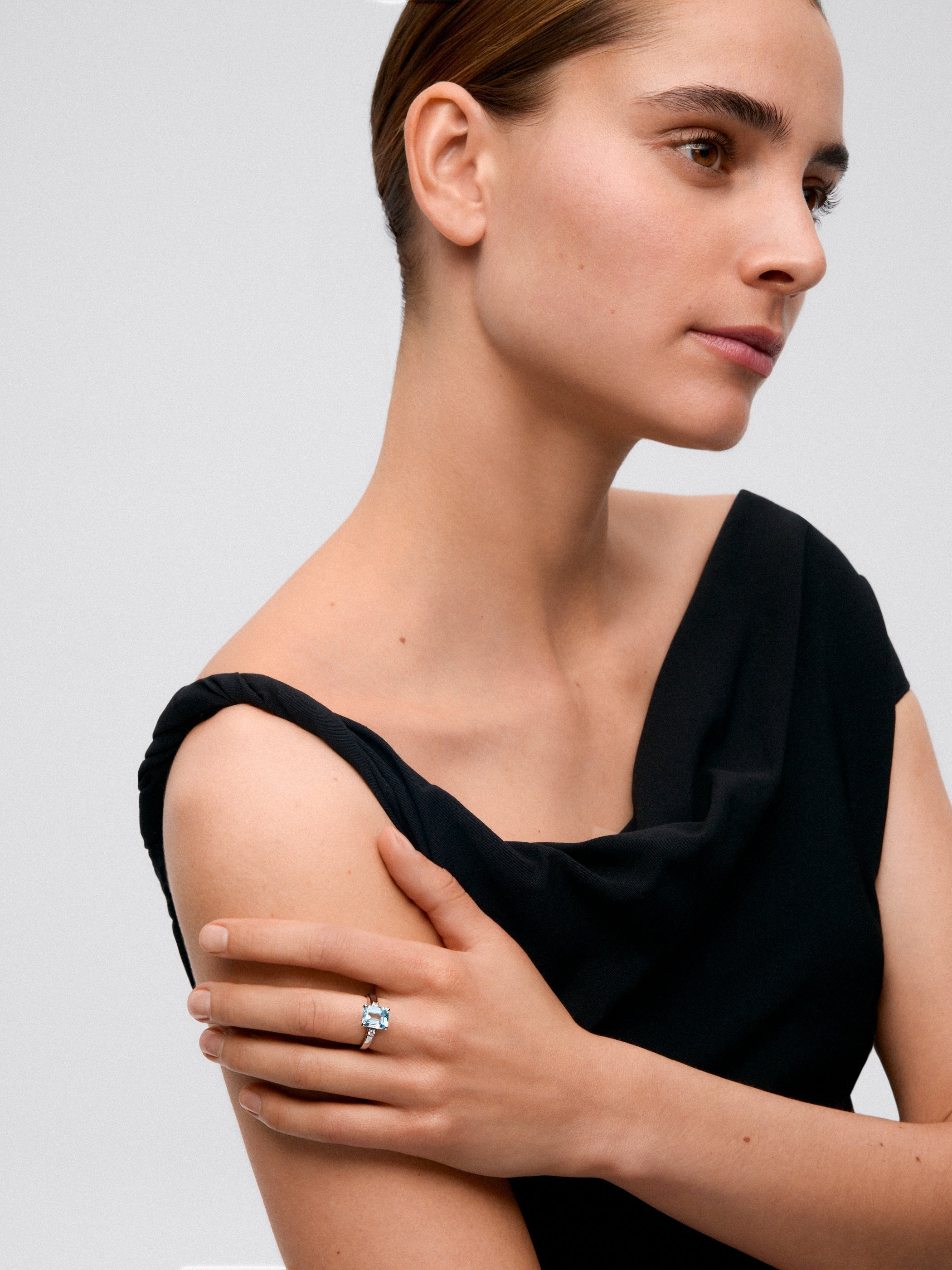 Anillo tresillo de plata con piedra topacio azul Sky central de 3,60cts y diamantes