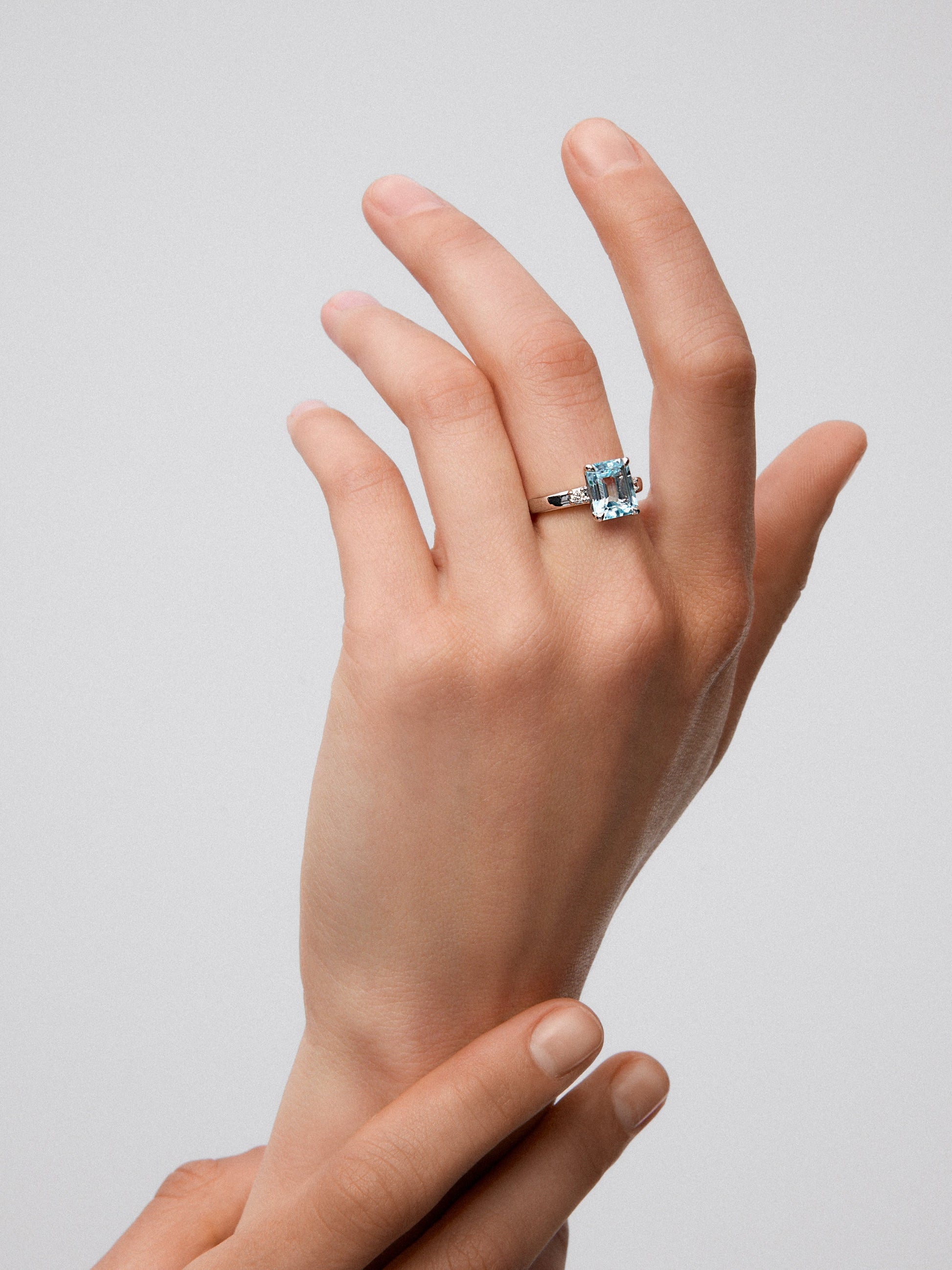 Anillo tresillo de plata con piedra topacio azul Sky central de 3,60cts y diamantes