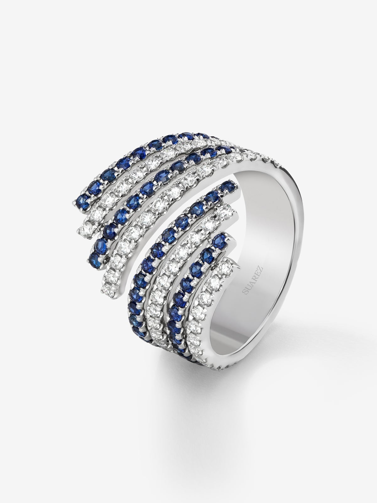 Anillo de oro blanco de 18K con diamante y zafiro
