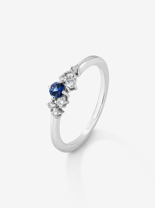Anillo de oro blanco de 18K con zafiro y diamantes