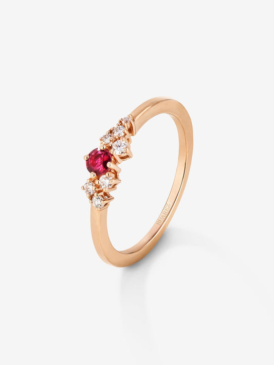 Anillo de oro rosa de 18K con rubí en talla brillante de 0,21 cts y 7 diamantes en talla brillante con un total de 0,1 cts