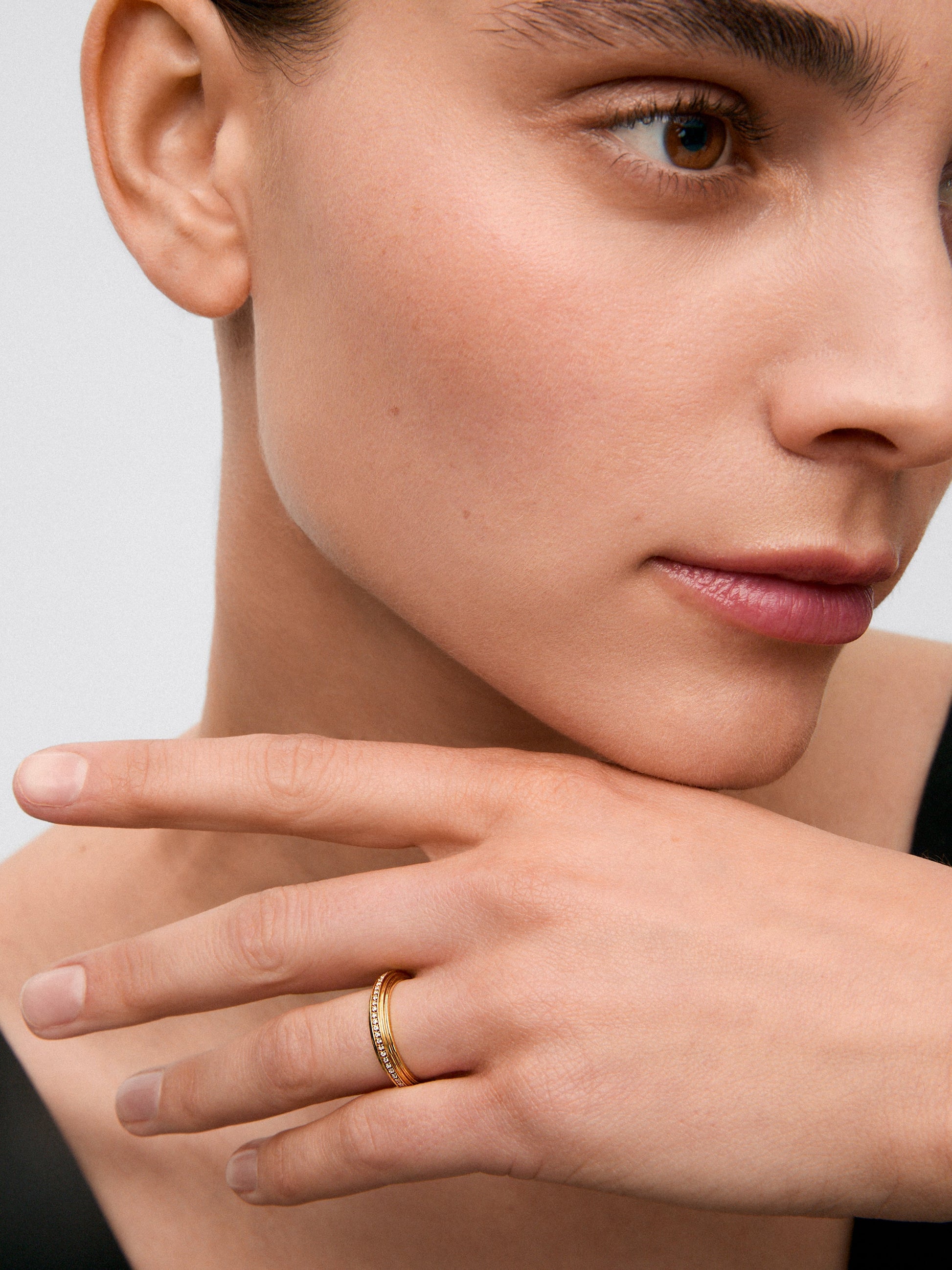 Anillo de oro amarillo de 18K con 50 diamantes en talla brillante con un total de 0,15 cts