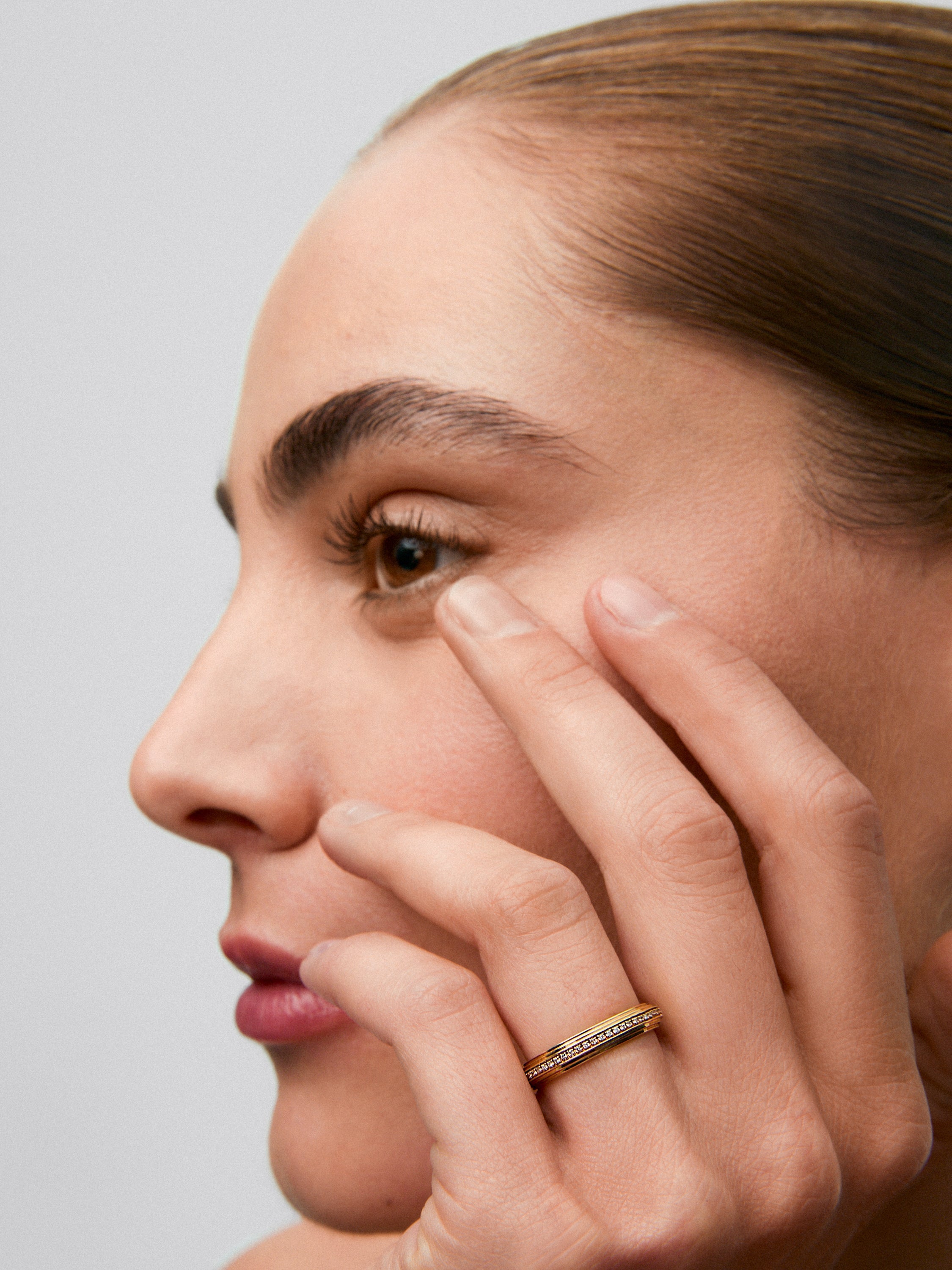 Anillo de oro amarillo de 18K con 50 diamantes en talla brillante con un total de 0,15 cts