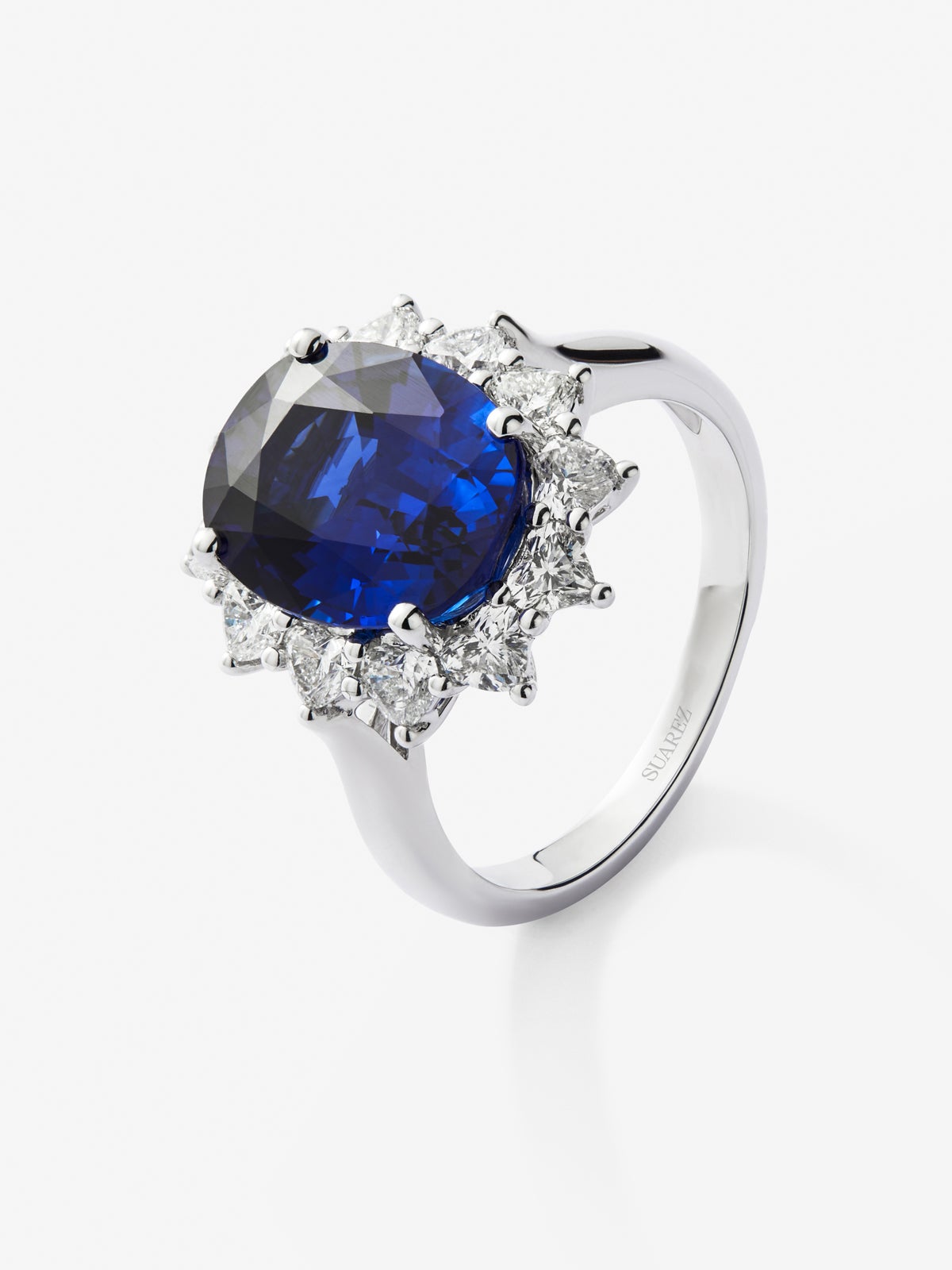 Anillo de oro blanco de 18K con zafiro azul vivid en talla oval de 5,01 cts y 10 diamantes en talla corazón con un total de 1,06 cts Joyas de lujo