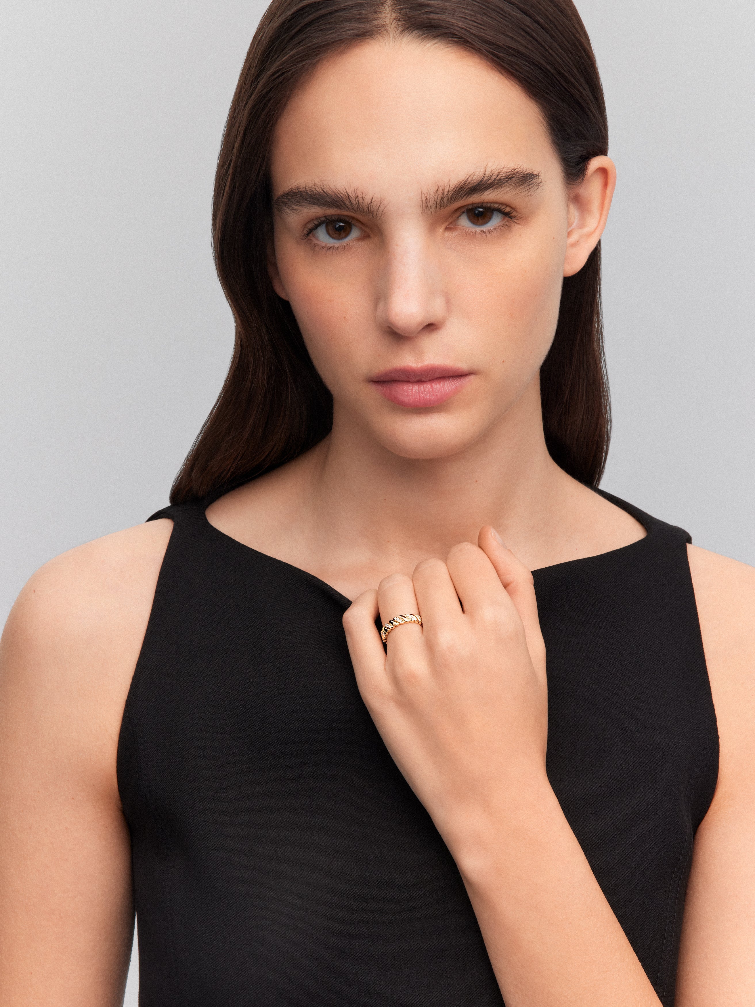 Anillo de oro amarillo de 18K con diamantes blancos en talla brillante de 0,18 cts