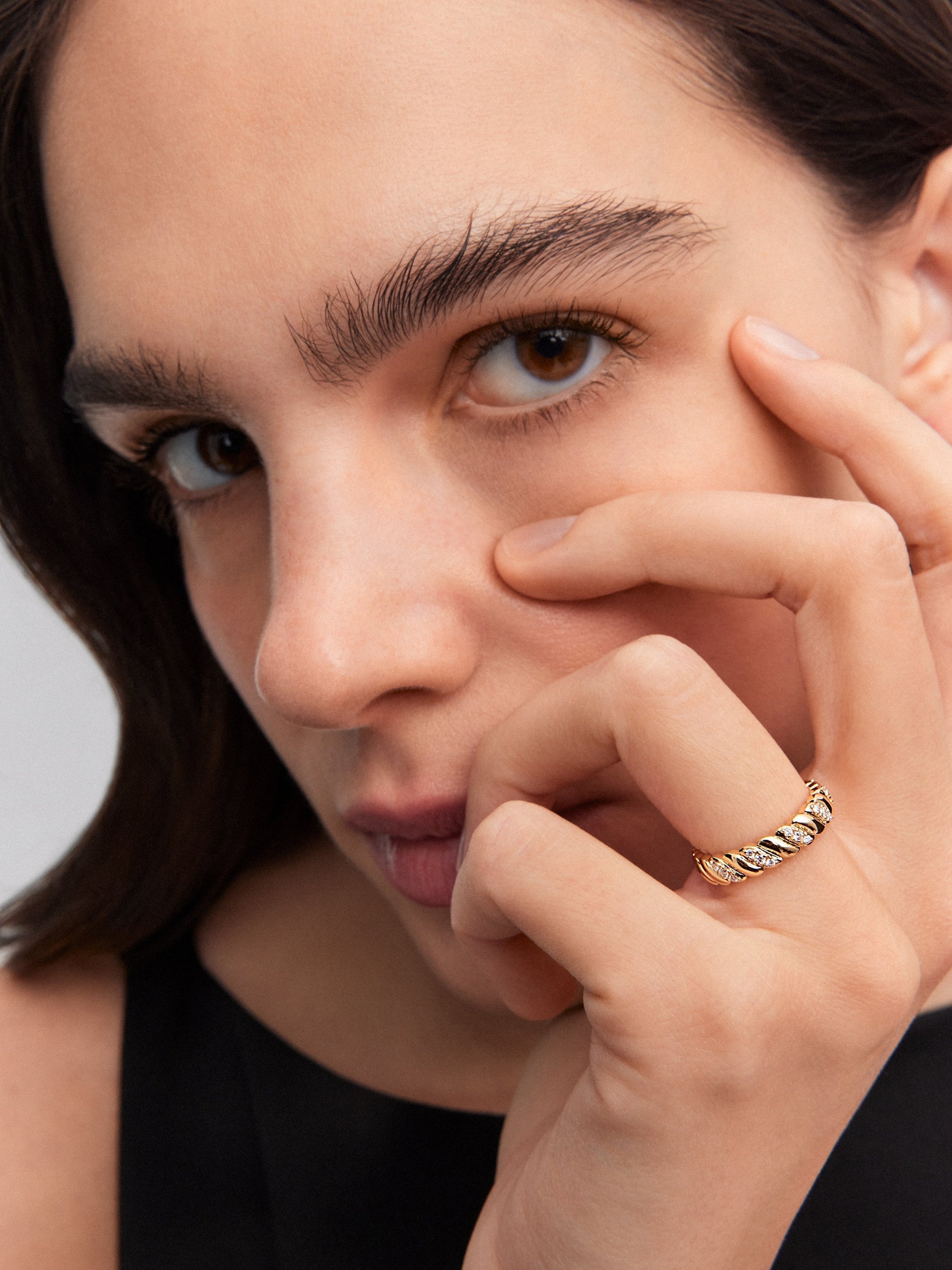 Anillo de oro amarillo de 18K con diamantes blancos en talla brillante de 0,18 cts