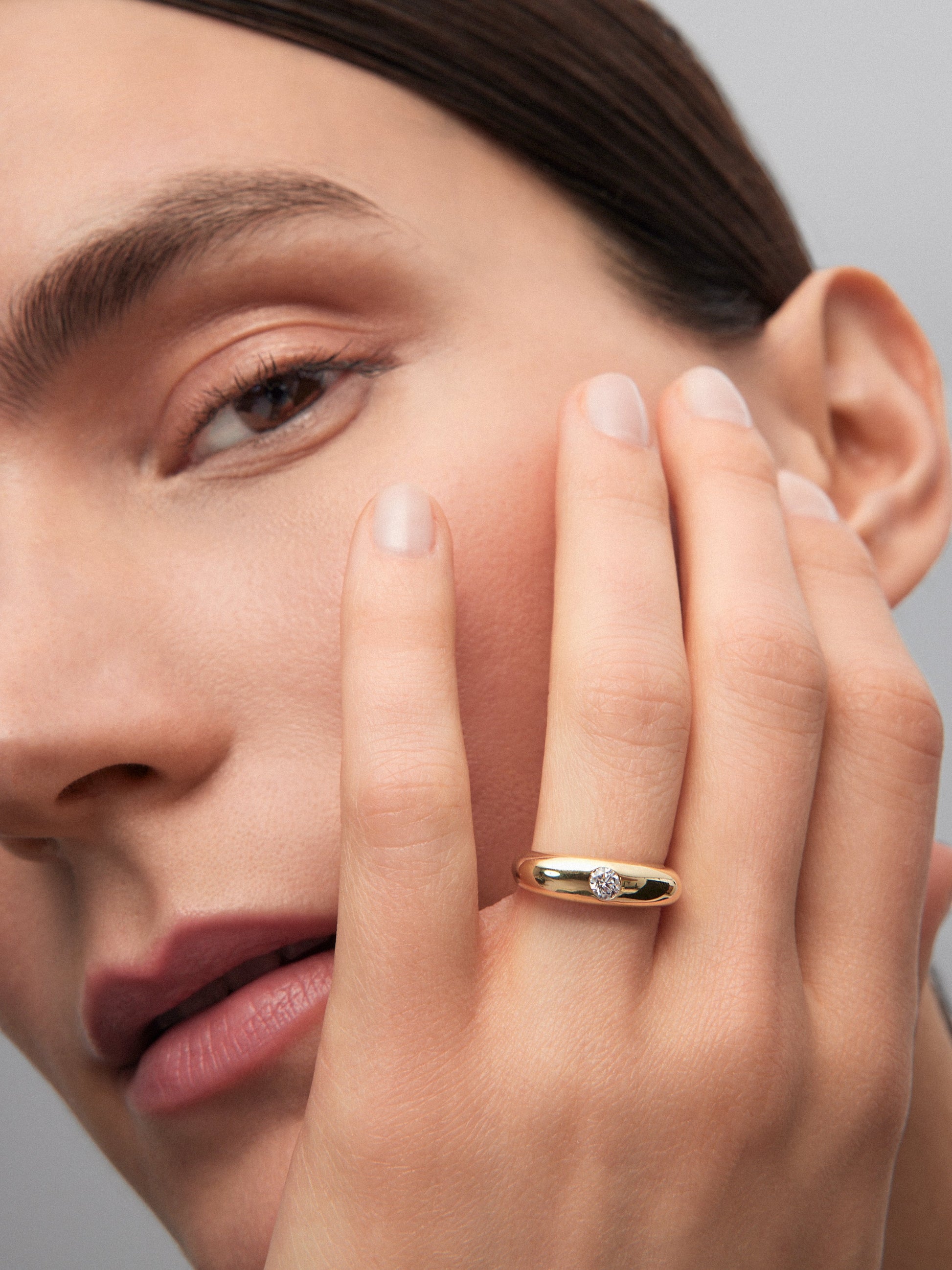 Anillo de oro amarillo de 18K con diamante en talla brillante de 0,2 cts