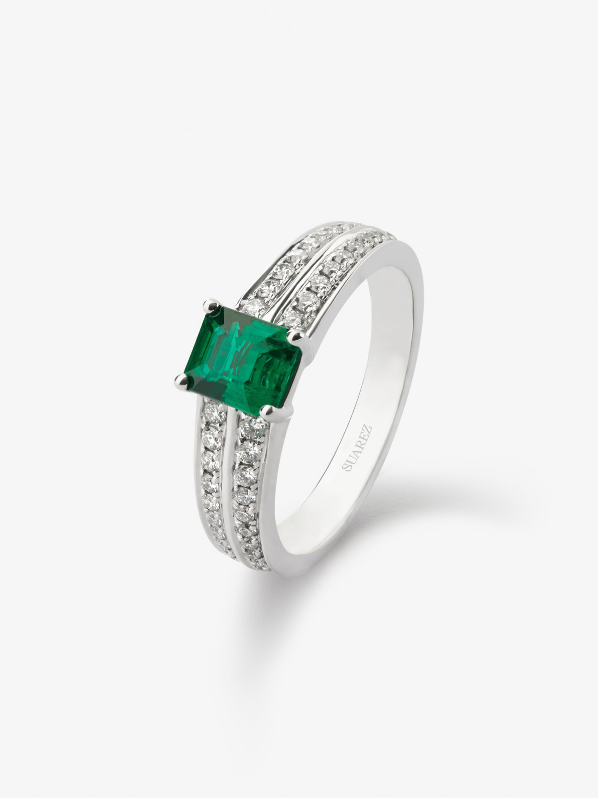 Anillo de oro blanco de 18K con esmeralda en talla octogonal de 0,6 cts y 52 diamantes en talla brillante con un total de 0,19 cts