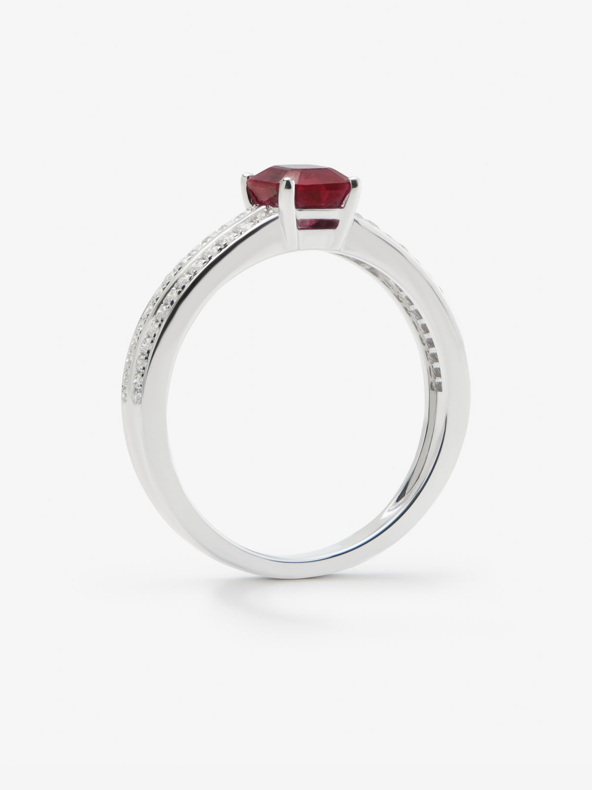 Anillo de oro blanco de 18K con rubí en talla octogonal de 1,006 cts y 52 diamantes en talla brillante con un total de 0,19 cts