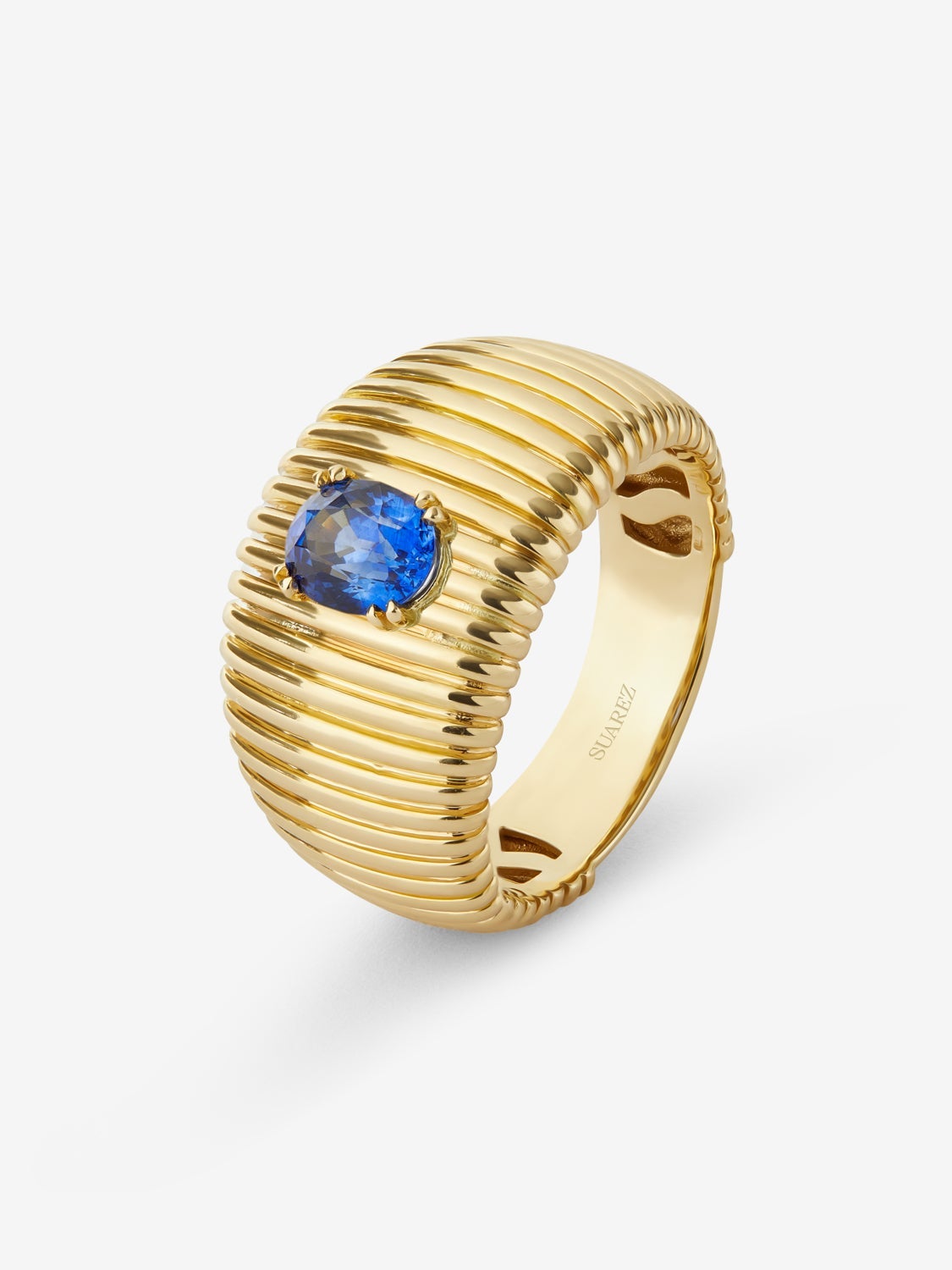 Anillo gallonado de oro amarillo de 18K con zafiro azul en talla oval