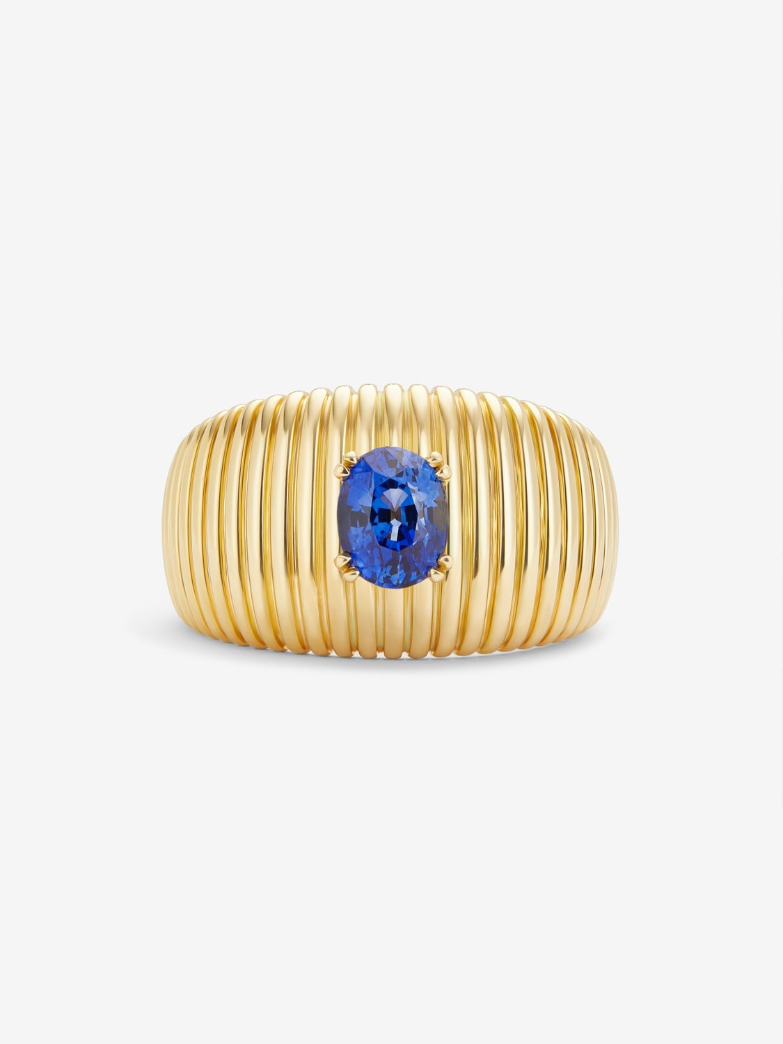 Anillo gallonado de oro amarillo de 18K con zafiro azul en talla oval