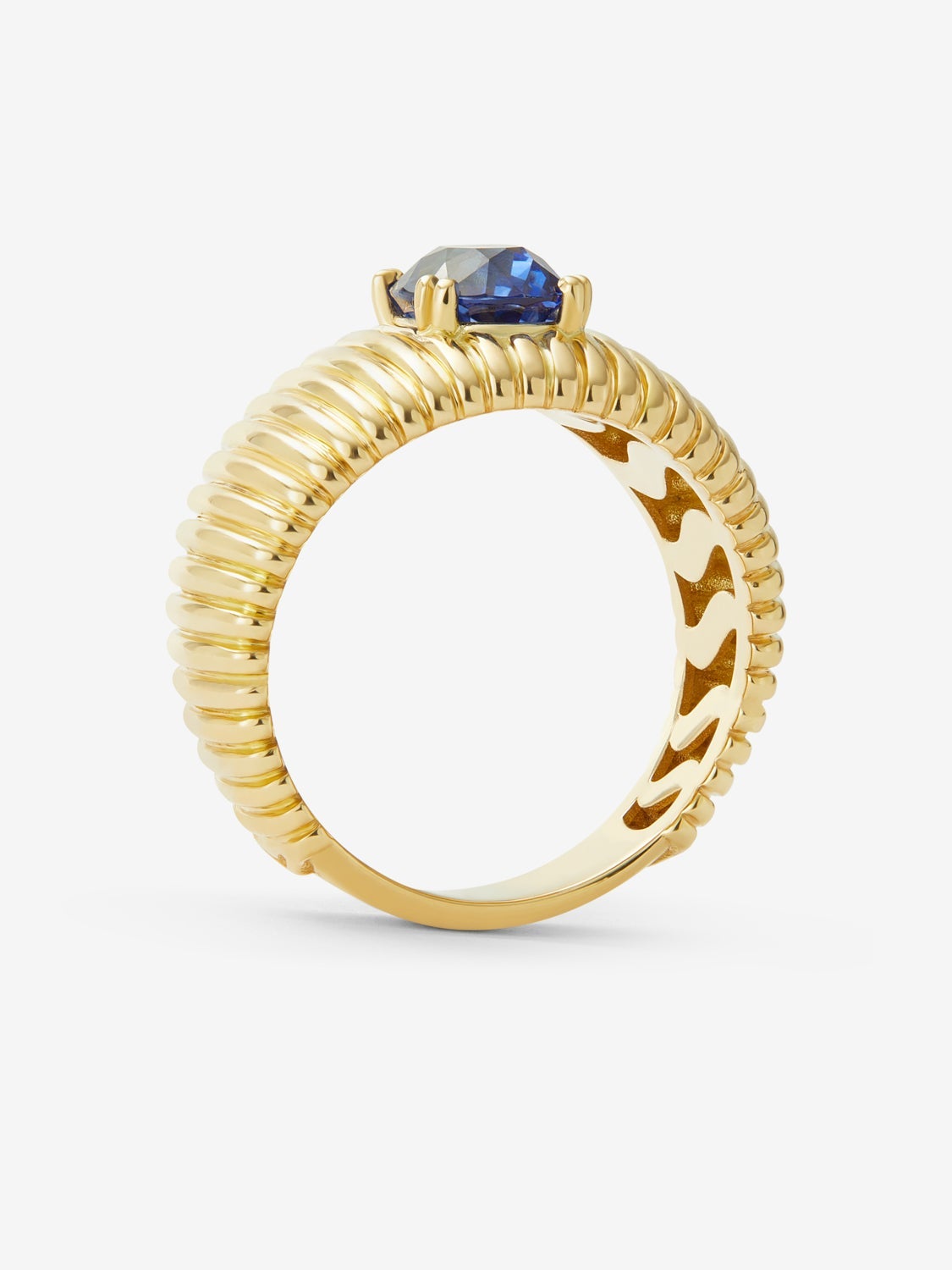 Anillo gallonado de oro amarillo de 18K con zafiro azul en talla oval